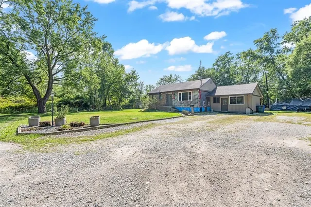 2125 Betts, Windsor 5