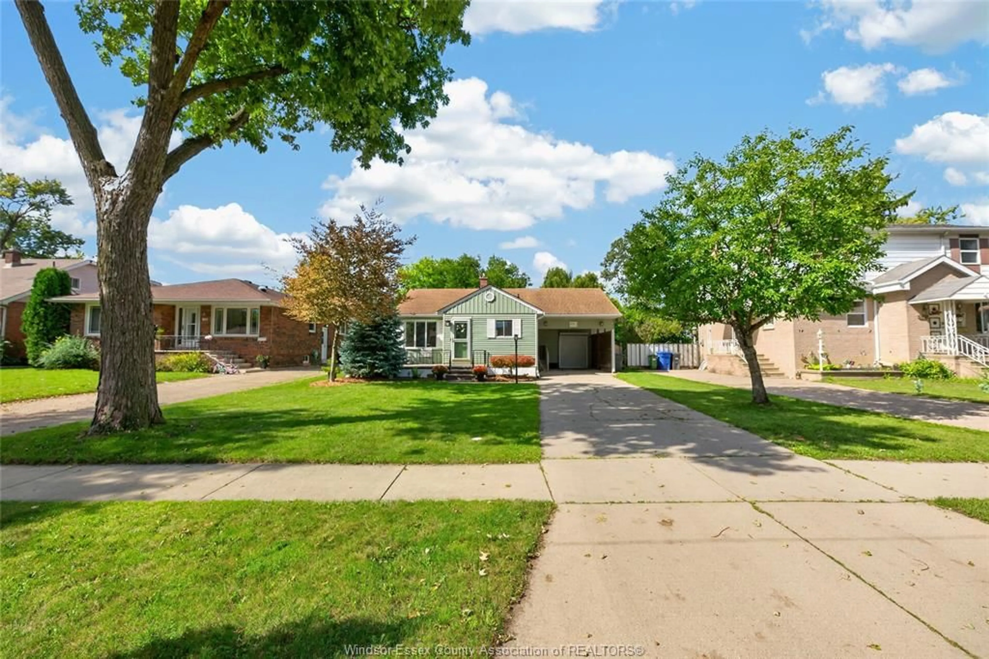 A pic from outside/outdoor area/front of a property/back of a property/a pic from drone, street for 841 Rossini Blvd, Windsor Ontario N8Y 2Z2