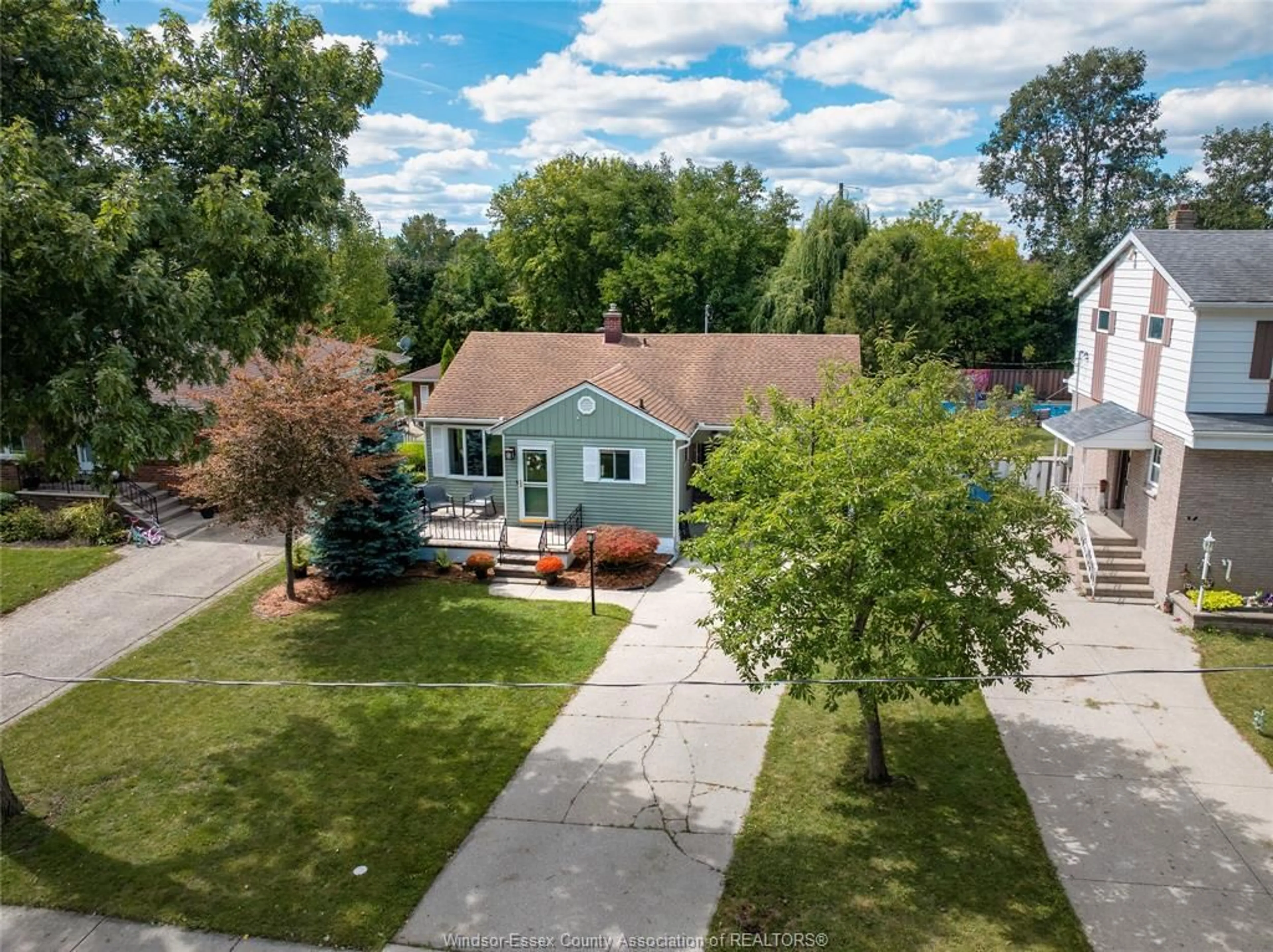 A pic from outside/outdoor area/front of a property/back of a property/a pic from drone, street for 841 Rossini Blvd, Windsor Ontario N8Y 2Z2