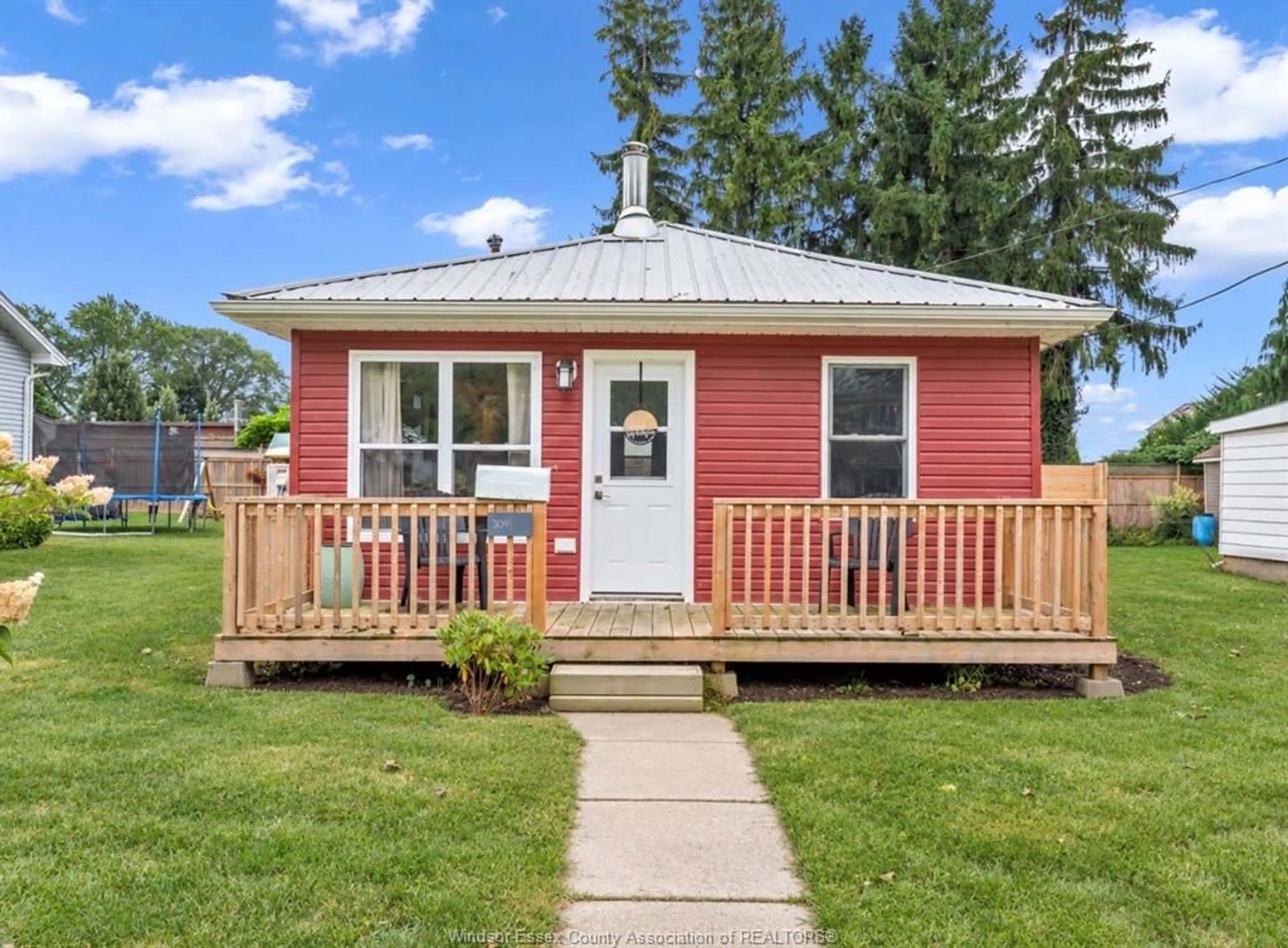 Home with vinyl exterior material, street for 309 ERIEVIEW St, Kingsville Ontario N9Y 1M4