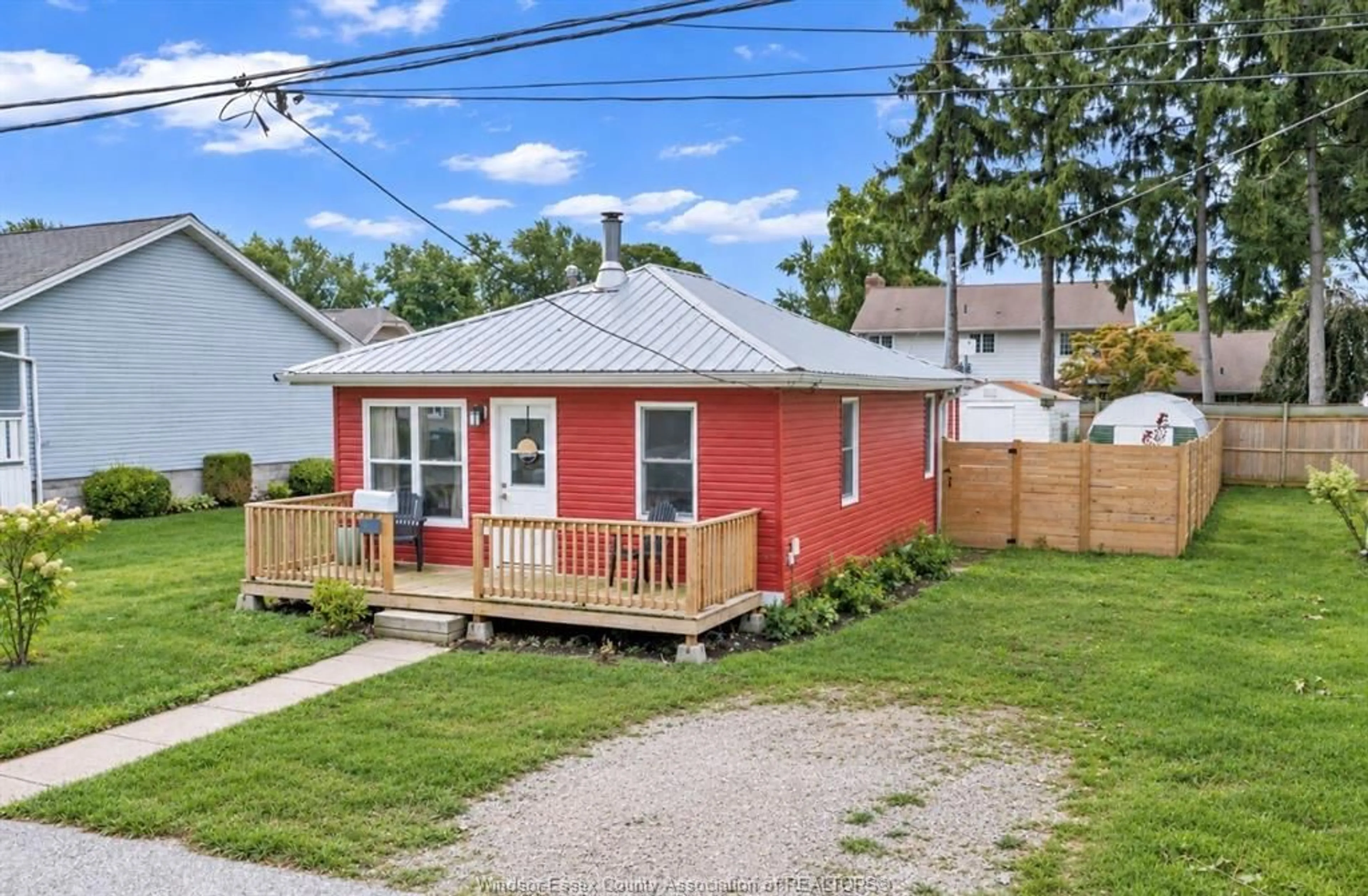 A pic from outside/outdoor area/front of a property/back of a property/a pic from drone, street for 309 ERIEVIEW St, Kingsville Ontario N9Y 1M4