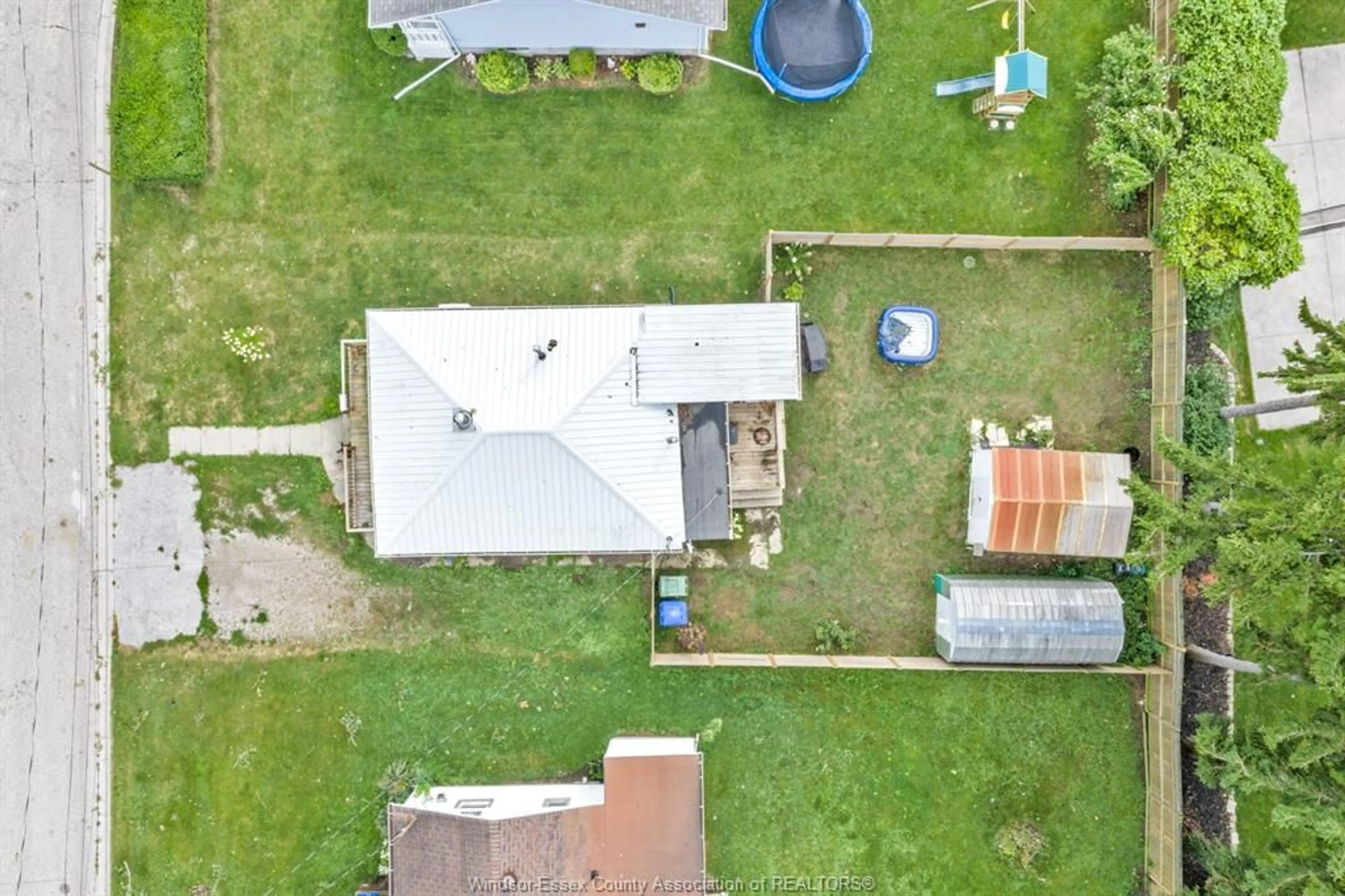 A pic from outside/outdoor area/front of a property/back of a property/a pic from drone, building for 309 ERIEVIEW St, Kingsville Ontario N9Y 1M4