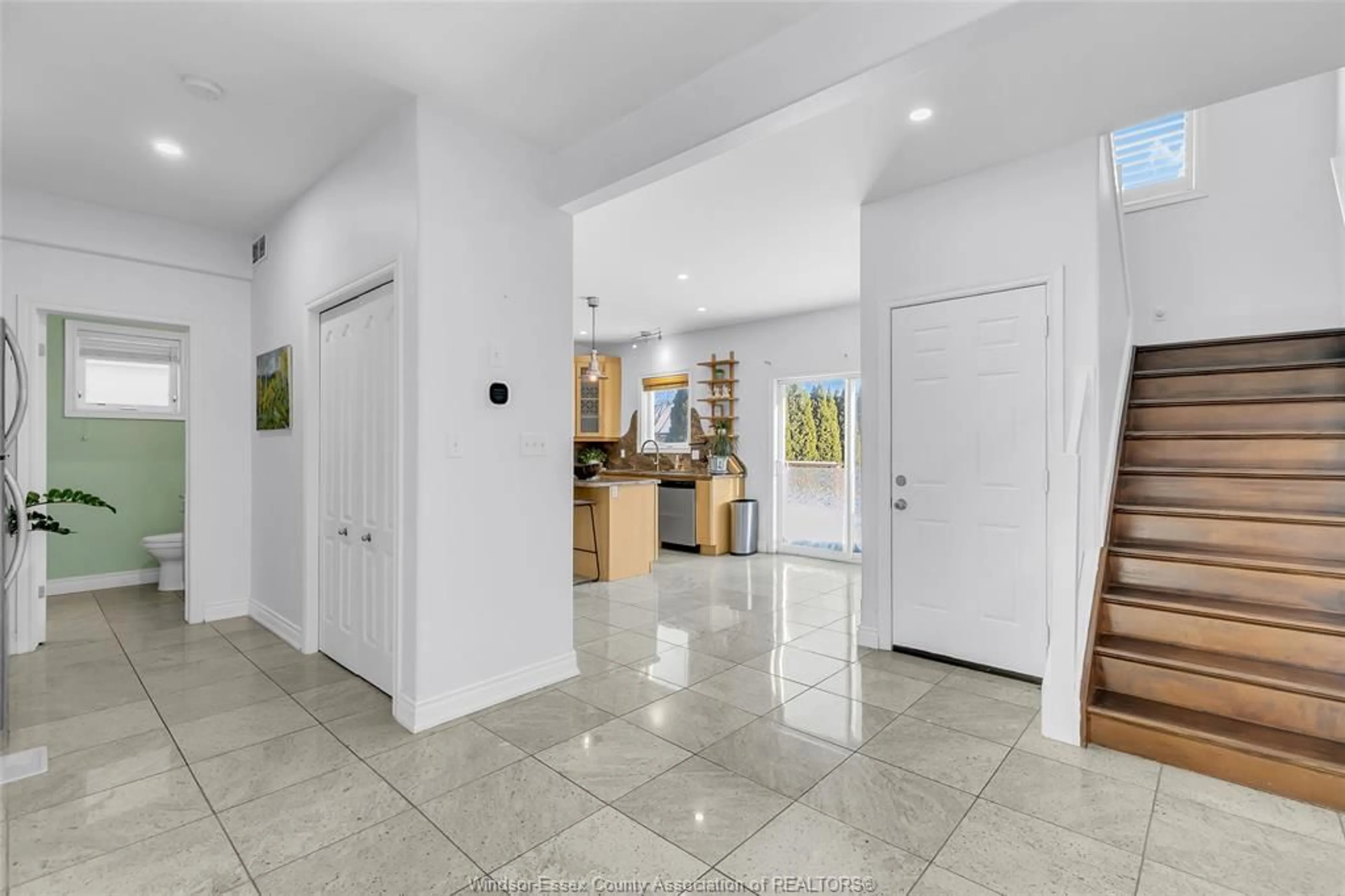 Indoor foyer for 3852 Concord Crt, Windsor Ontario N9G 3B3