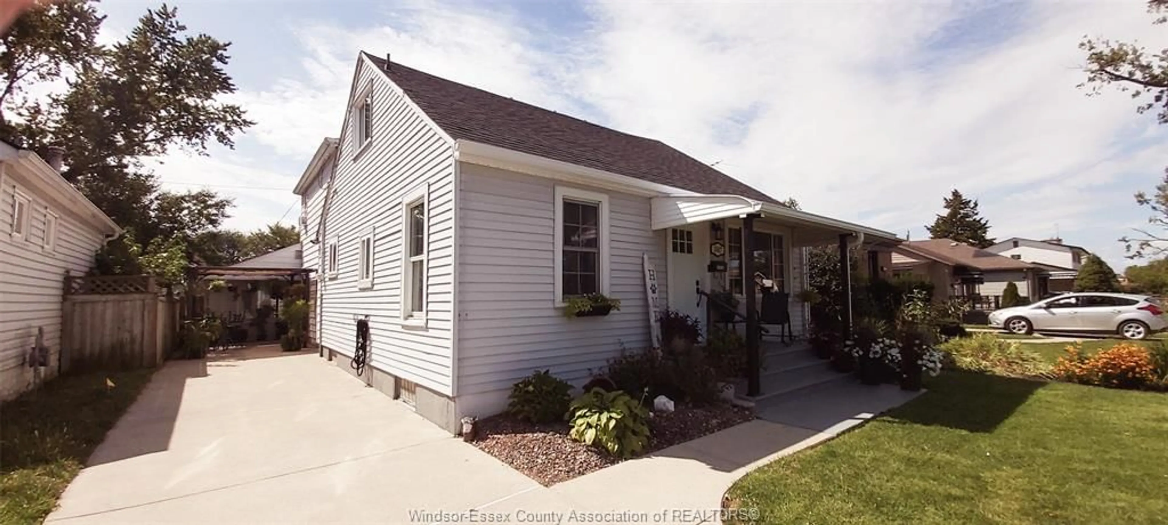 Home with vinyl exterior material, street for 1047 ESDRAS Ave, Windsor Ontario N8S 2N1