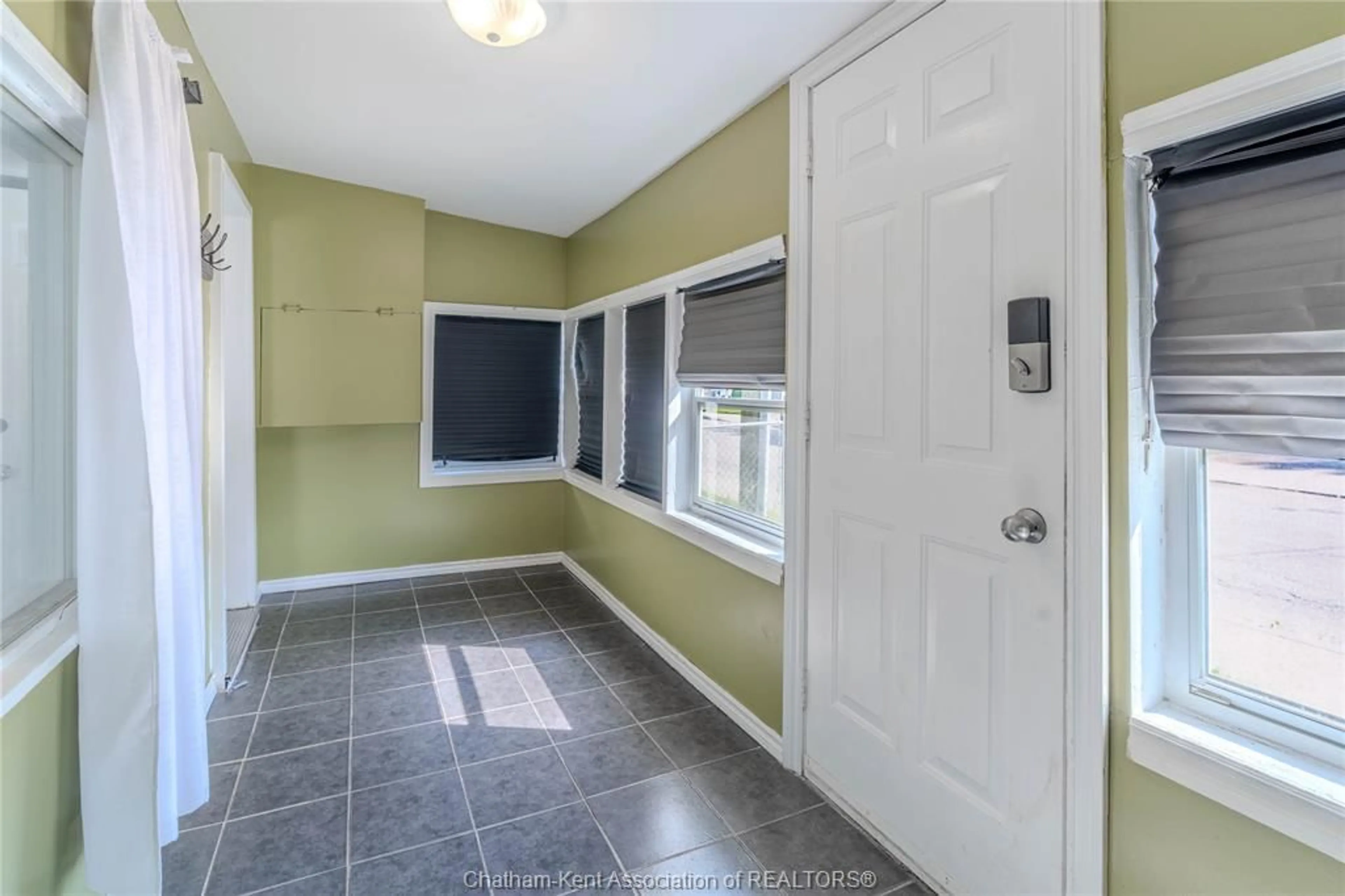 Indoor entryway for 32 Degge St, Chatham Ontario N7M 4X2