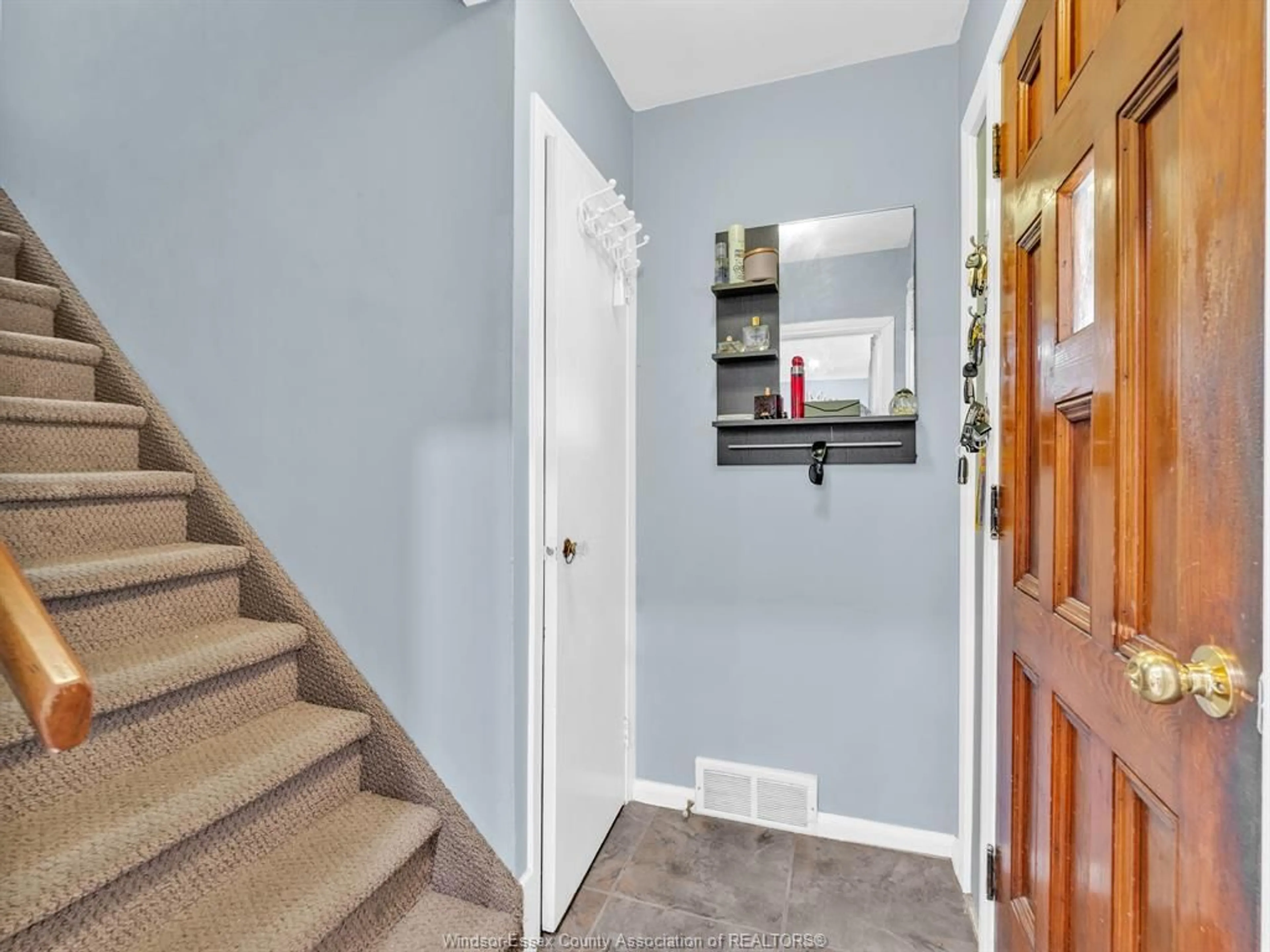 Indoor entryway for 7640 WYANDOTTE St, Windsor Ontario N8S 1S5