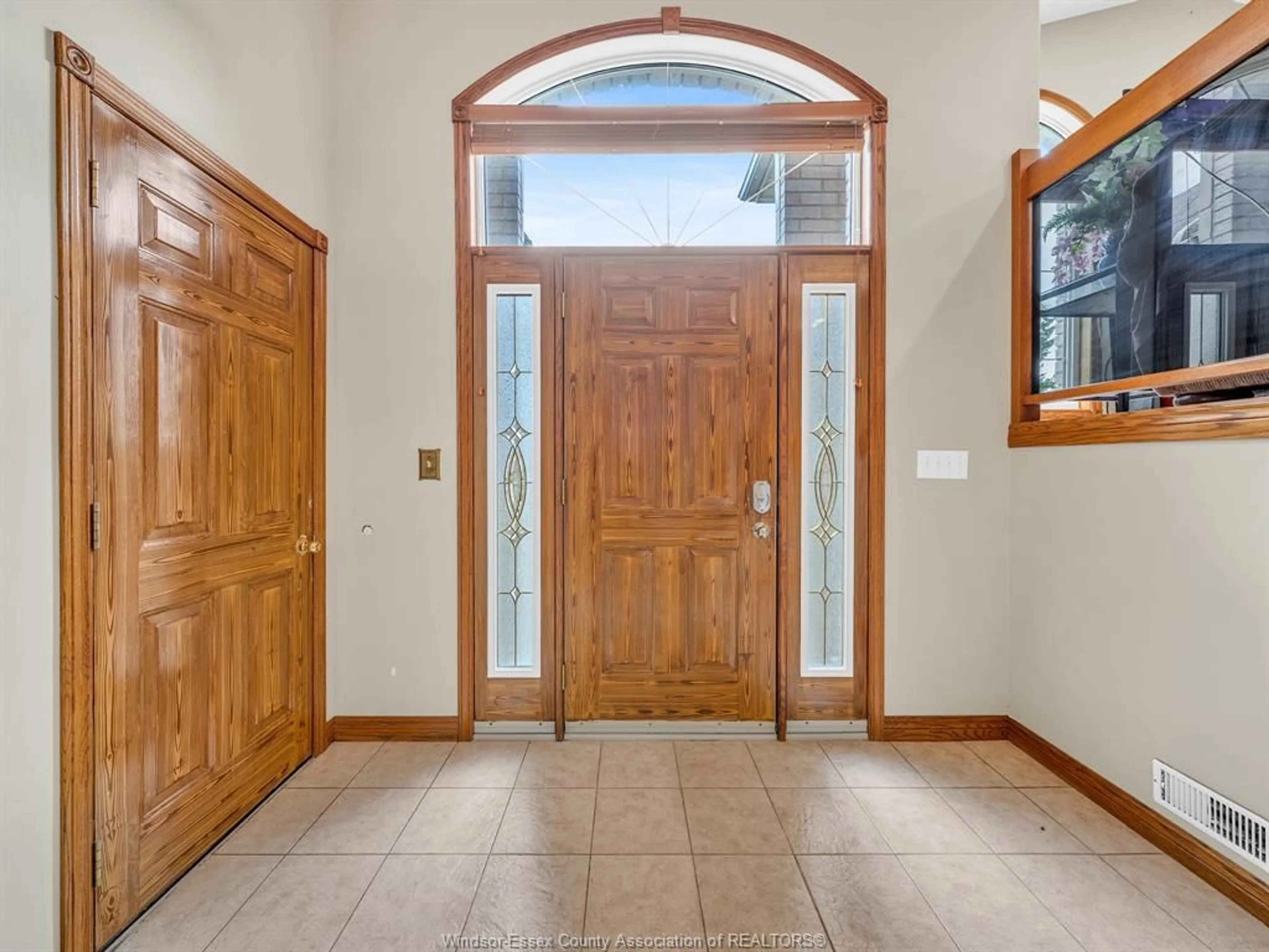 Indoor entryway for 43 Sandy Lake Dr, Leamington Ontario N8H 5K4