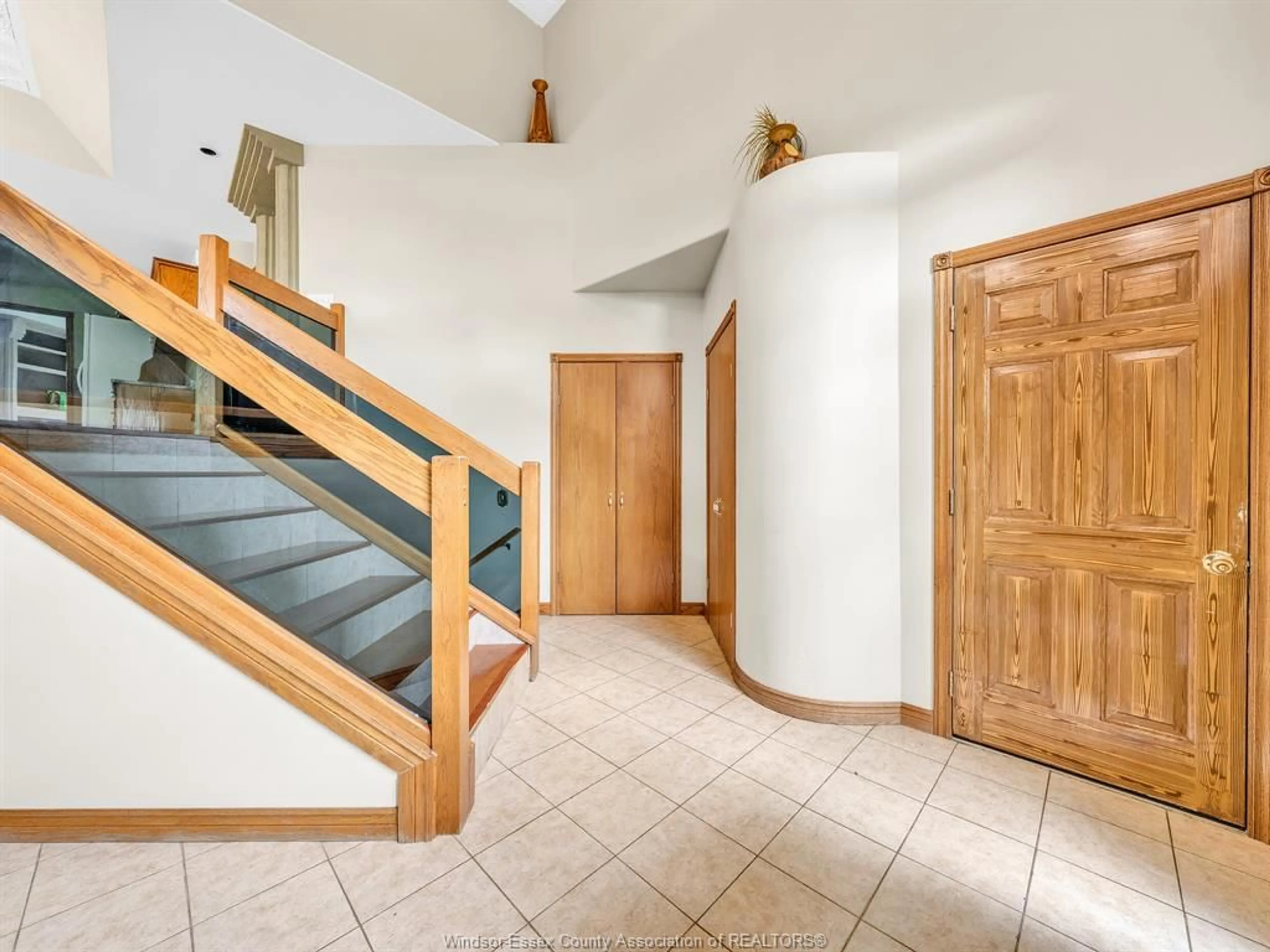 Indoor foyer for 43 Sandy Lake Dr, Leamington Ontario N8H 5K4