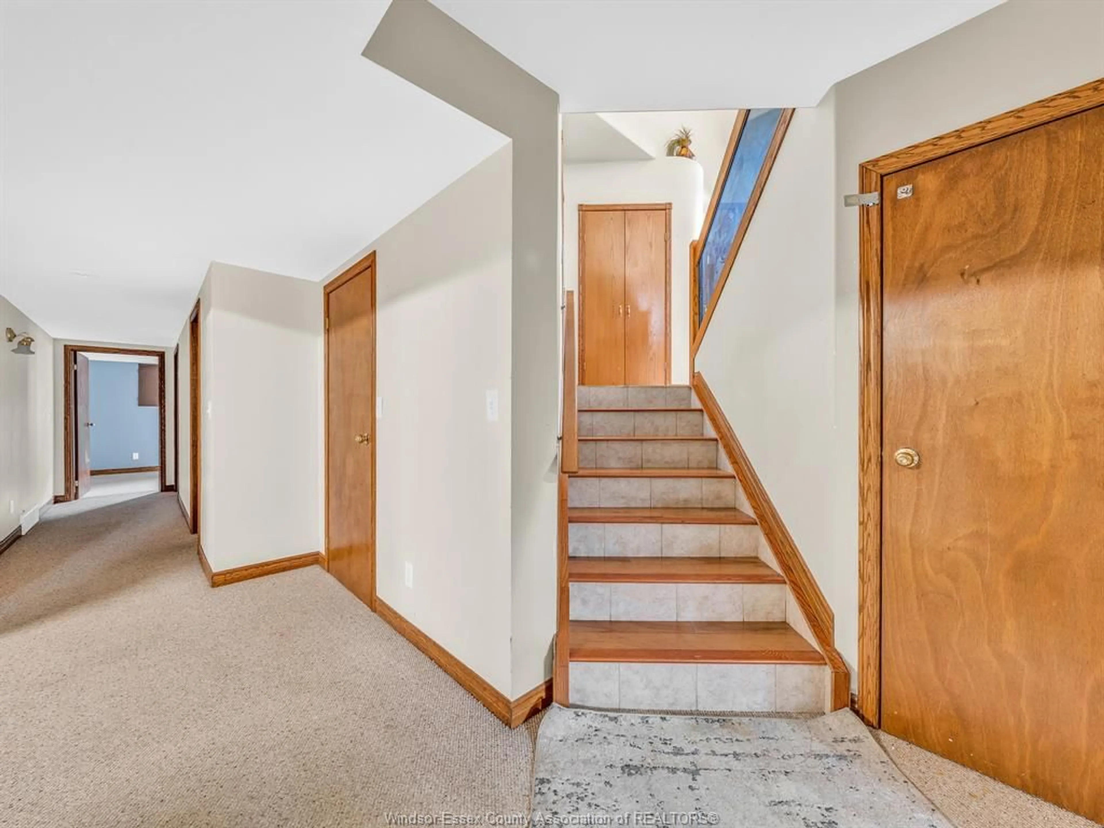 Indoor foyer for 43 Sandy Lake Dr, Leamington Ontario N8H 5K4
