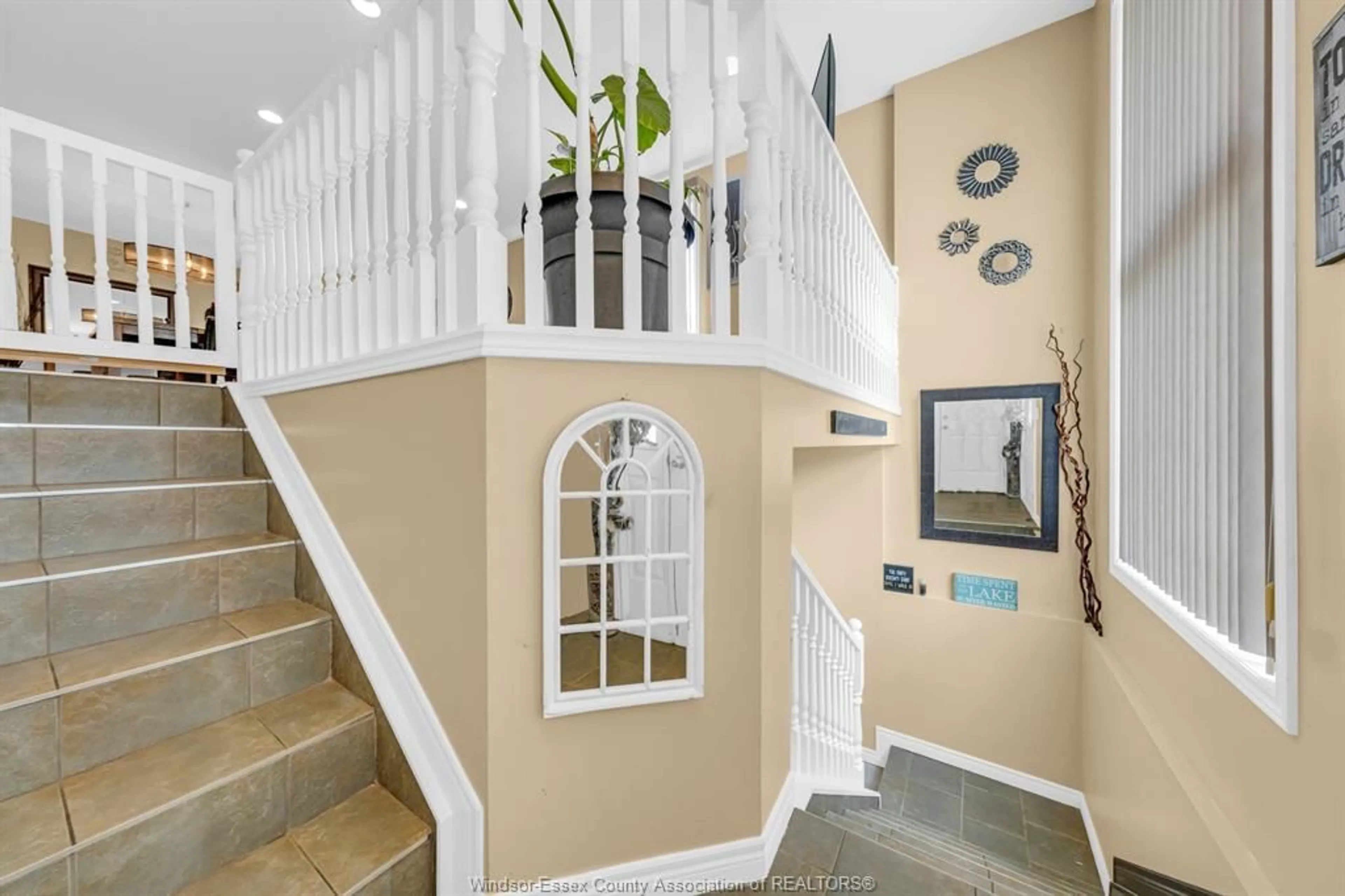 Indoor entryway for 51 Anfred, Leamington Ontario N8H 5L3