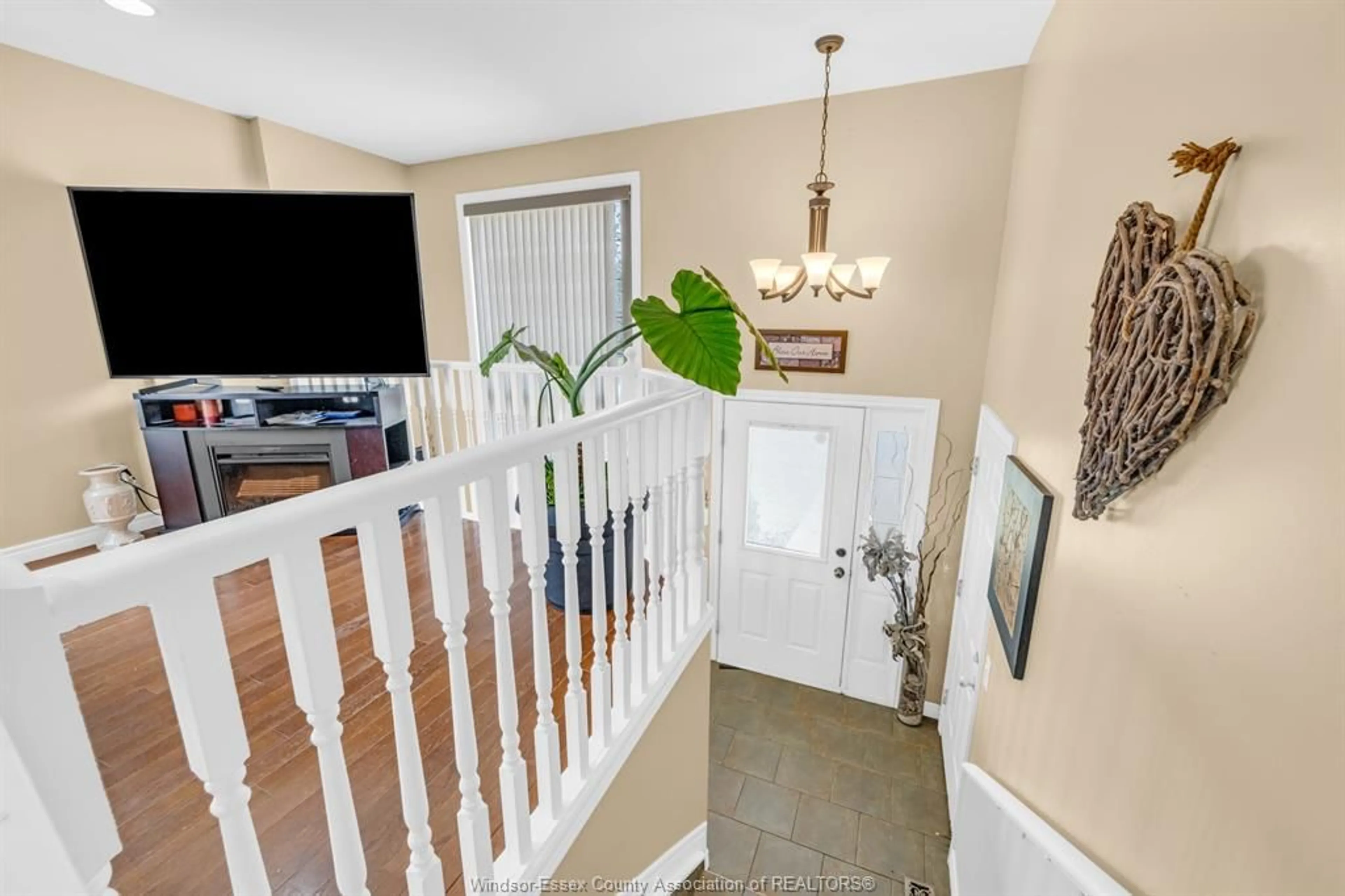 Indoor entryway for 51 Anfred, Leamington Ontario N8H 5L3