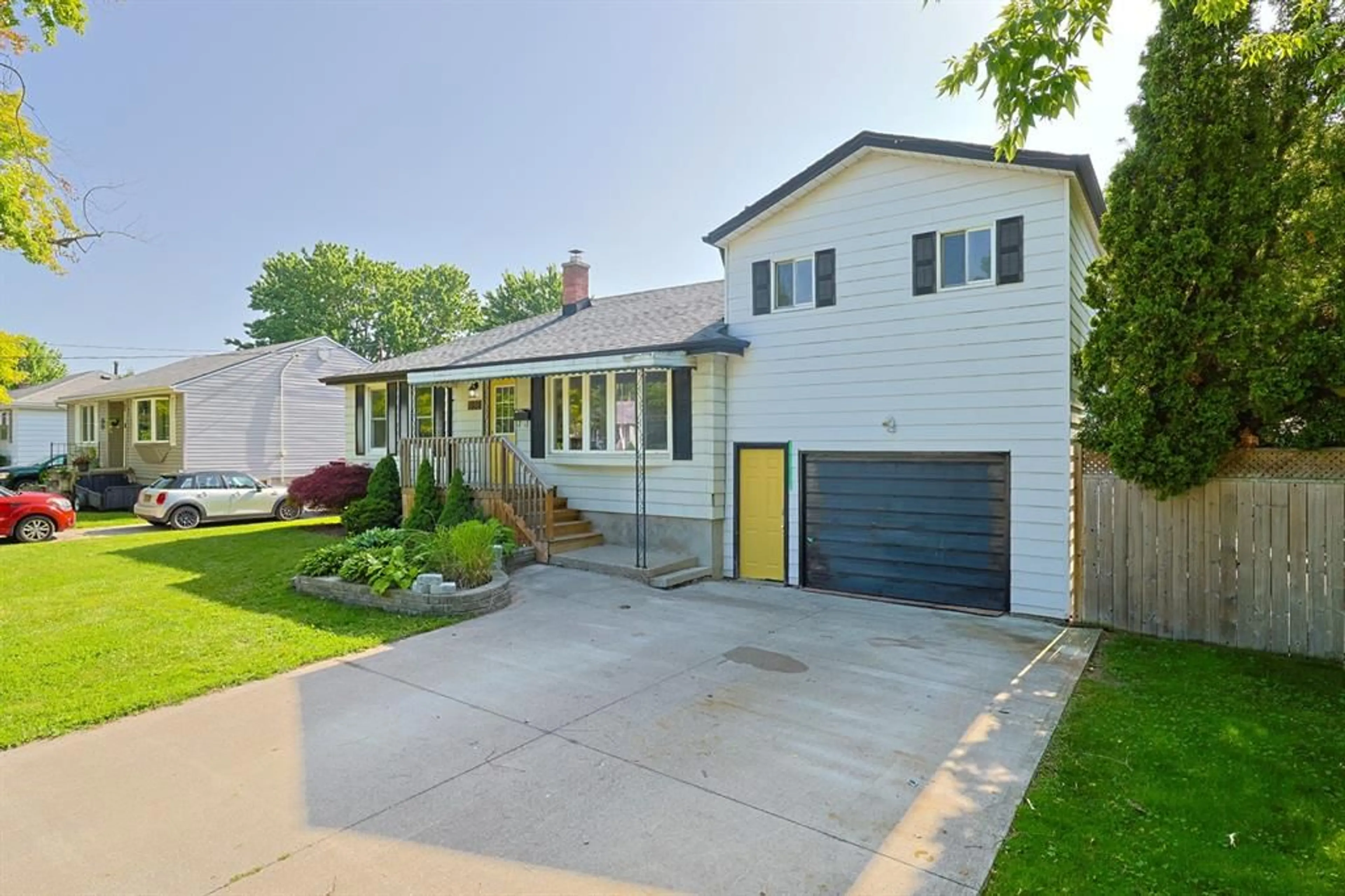 Home with vinyl exterior material, street for 898 GRANDVIEW Ave, Sarnia Ontario N7V 3X2