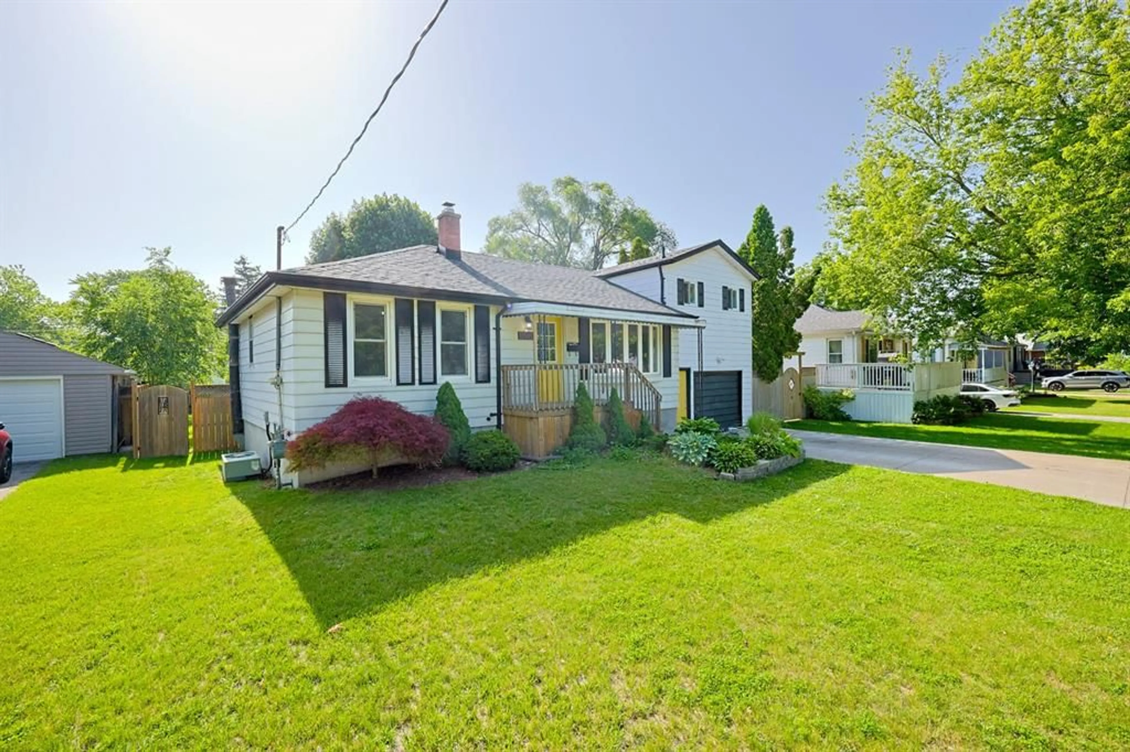 A pic from outside/outdoor area/front of a property/back of a property/a pic from drone, street for 898 GRANDVIEW Ave, Sarnia Ontario N7V 3X2