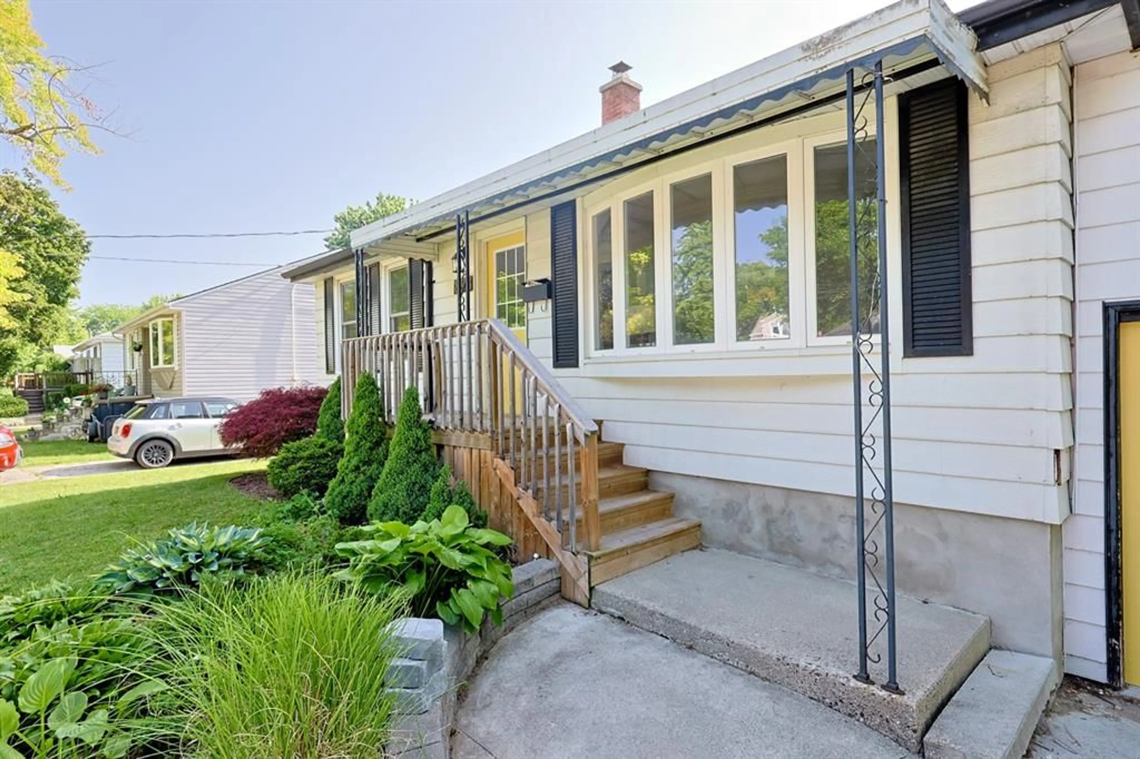 Home with vinyl exterior material, street for 898 GRANDVIEW Ave, Sarnia Ontario N7V 3X2