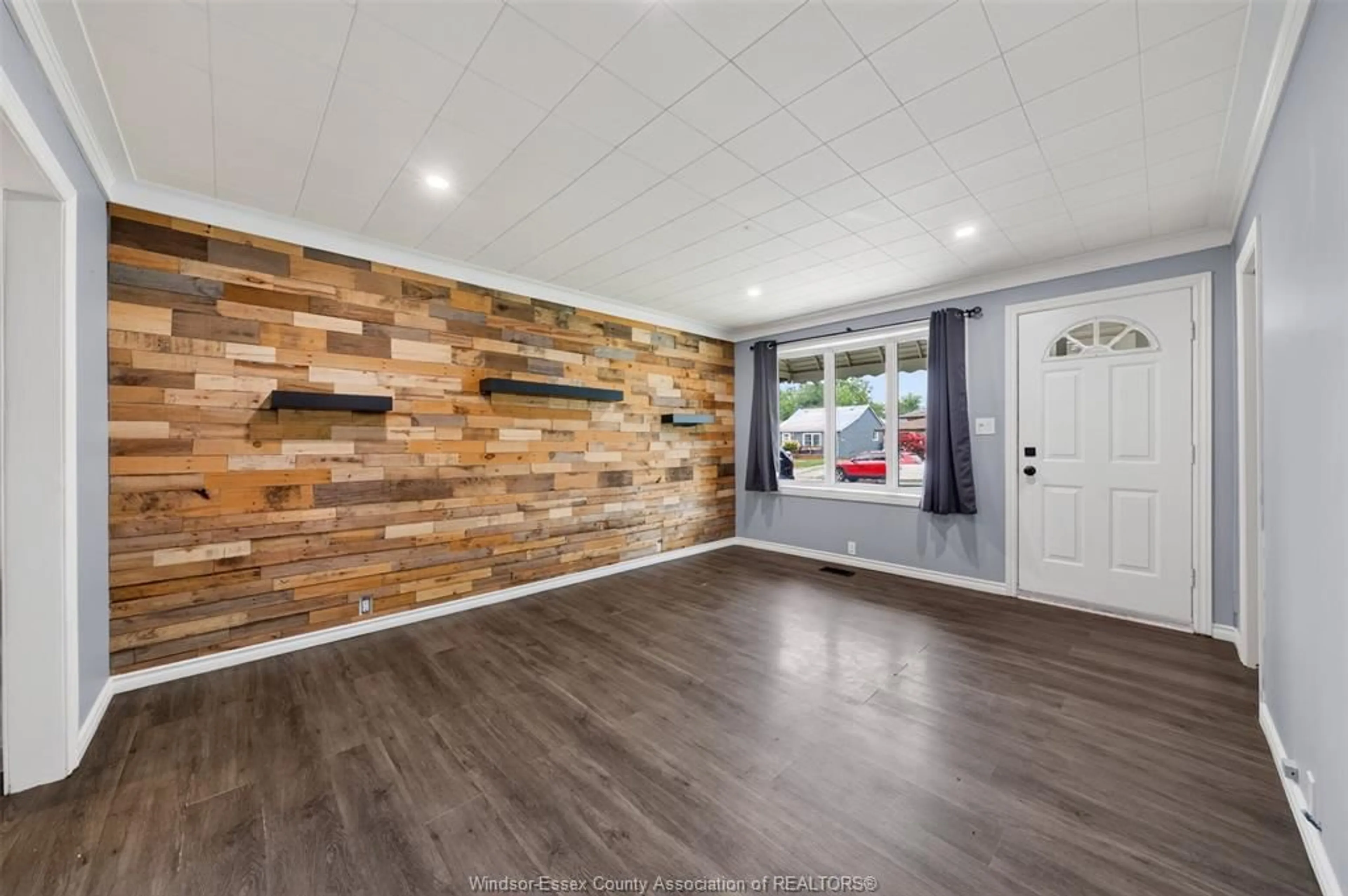 Indoor entryway for 2670 CHANDLER Rd, Windsor Ontario N8W 4B3