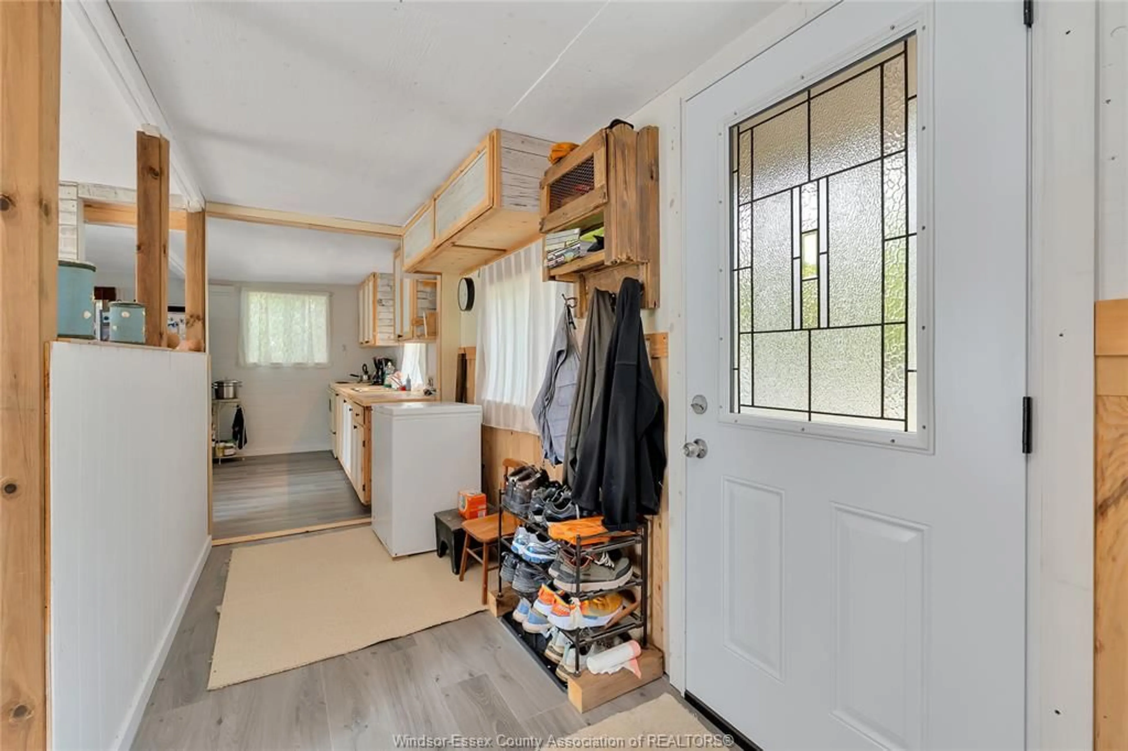 Indoor entryway for 41 KLIES BEACH, Colchester Ontario N0R 1G0