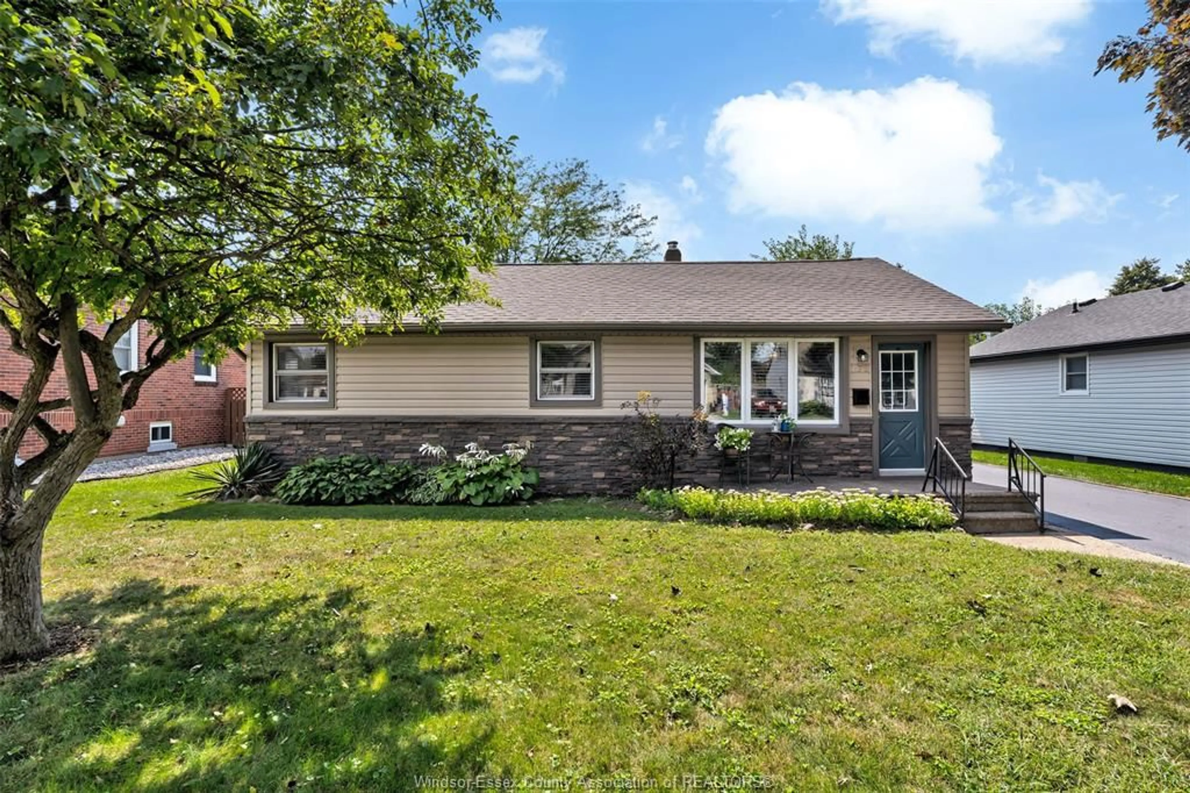 Home with vinyl exterior material, street for 170 SUPERIOR St, LaSalle Ontario N9J 1H3