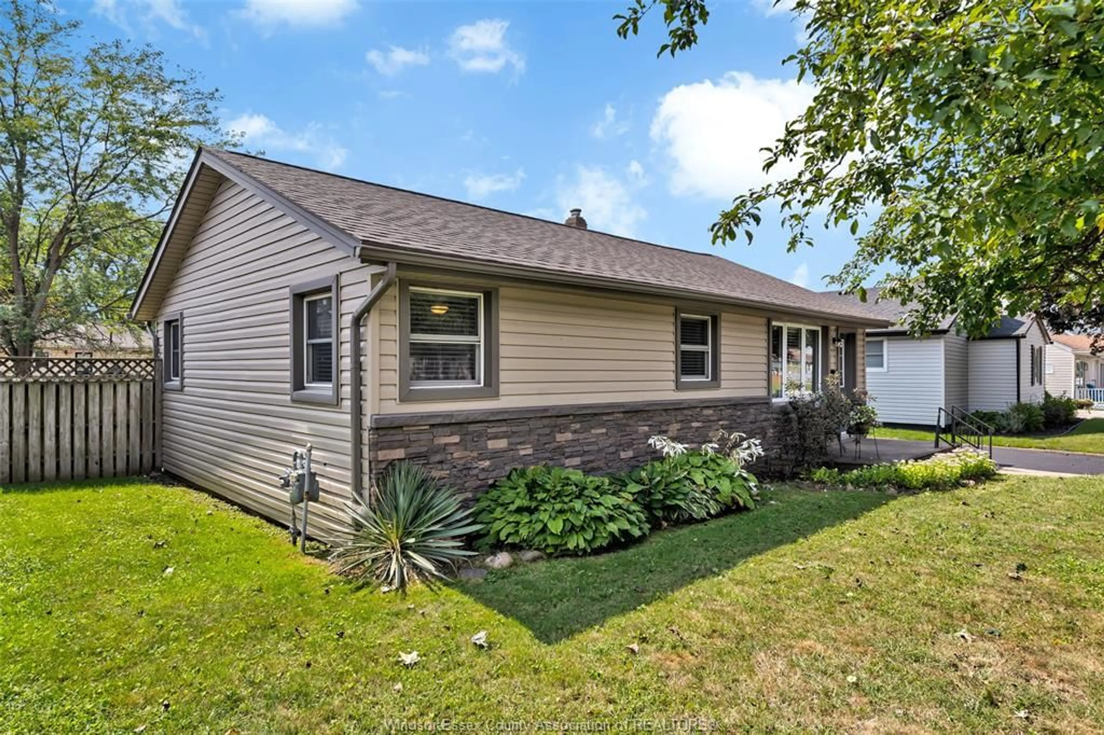 Home with vinyl exterior material, street for 170 SUPERIOR St, LaSalle Ontario N9J 1H3