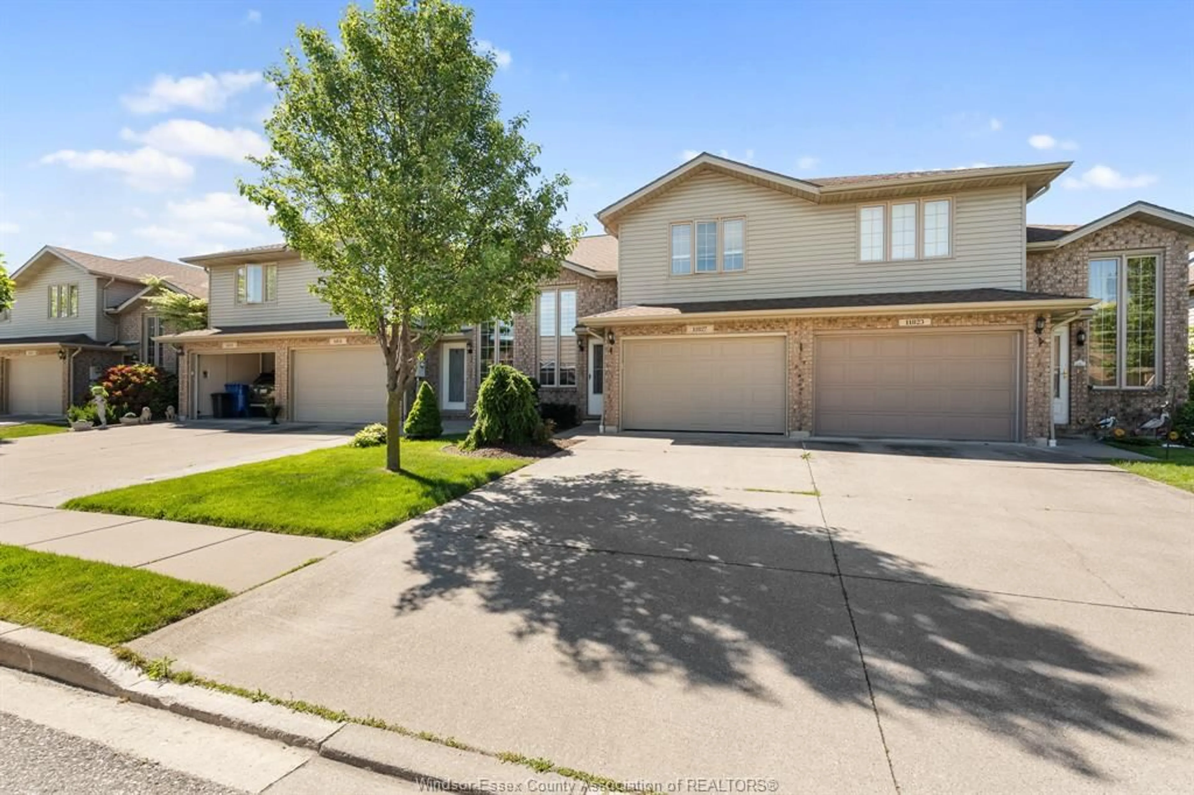 A pic from outside/outdoor area/front of a property/back of a property/a pic from drone, street for 11827 BOULDER Cres, Windsor Ontario N8P 1Z8