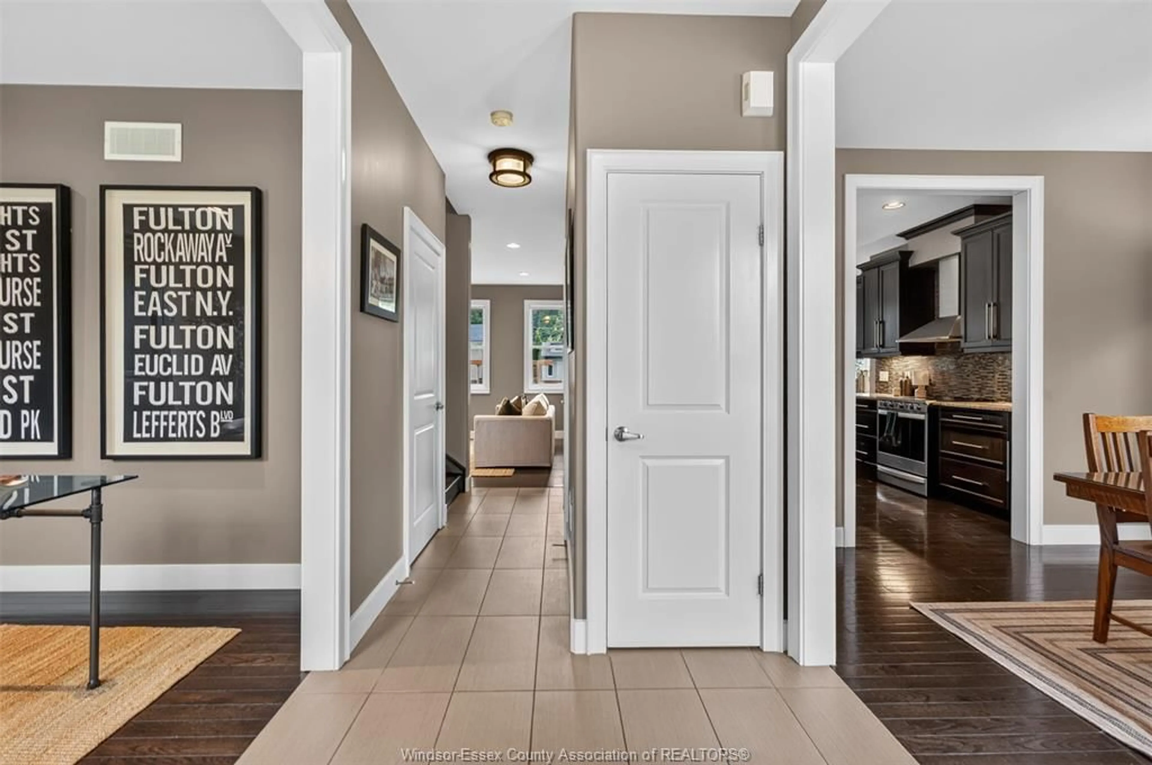 Indoor entryway for 1230 MAPLE Ave, LaSalle Ontario N9J 1N3