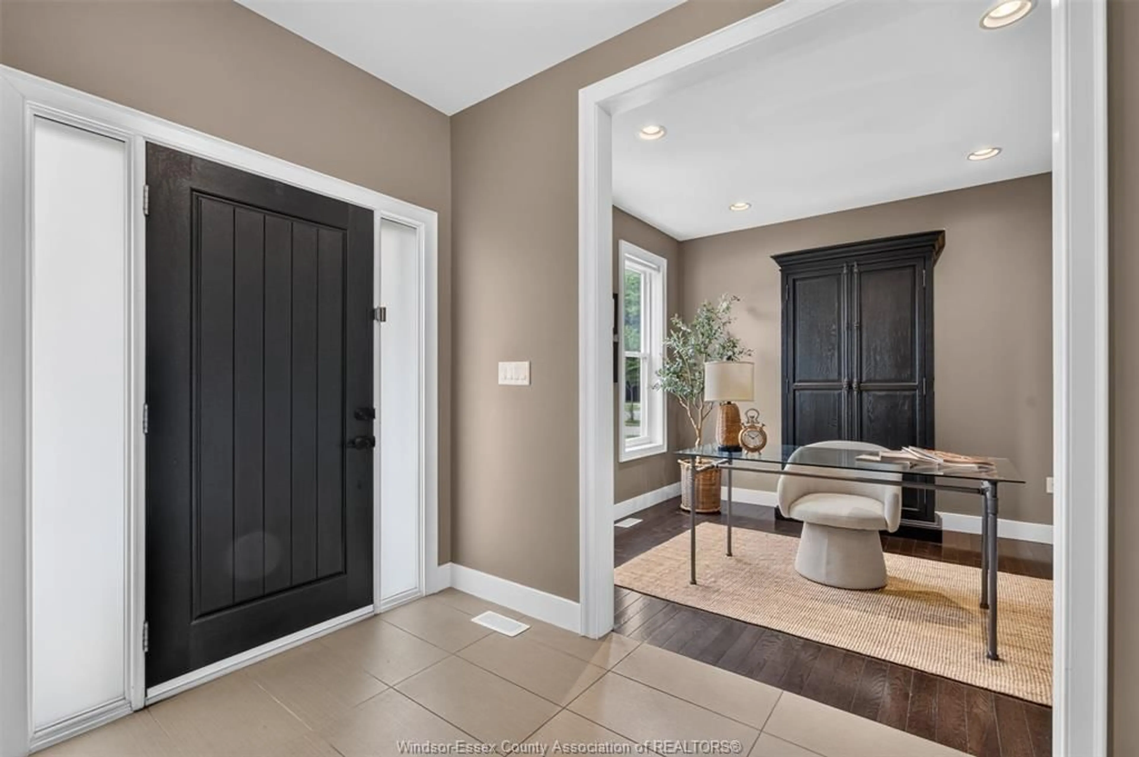 Indoor entryway for 1230 MAPLE Ave, LaSalle Ontario N9J 1N3