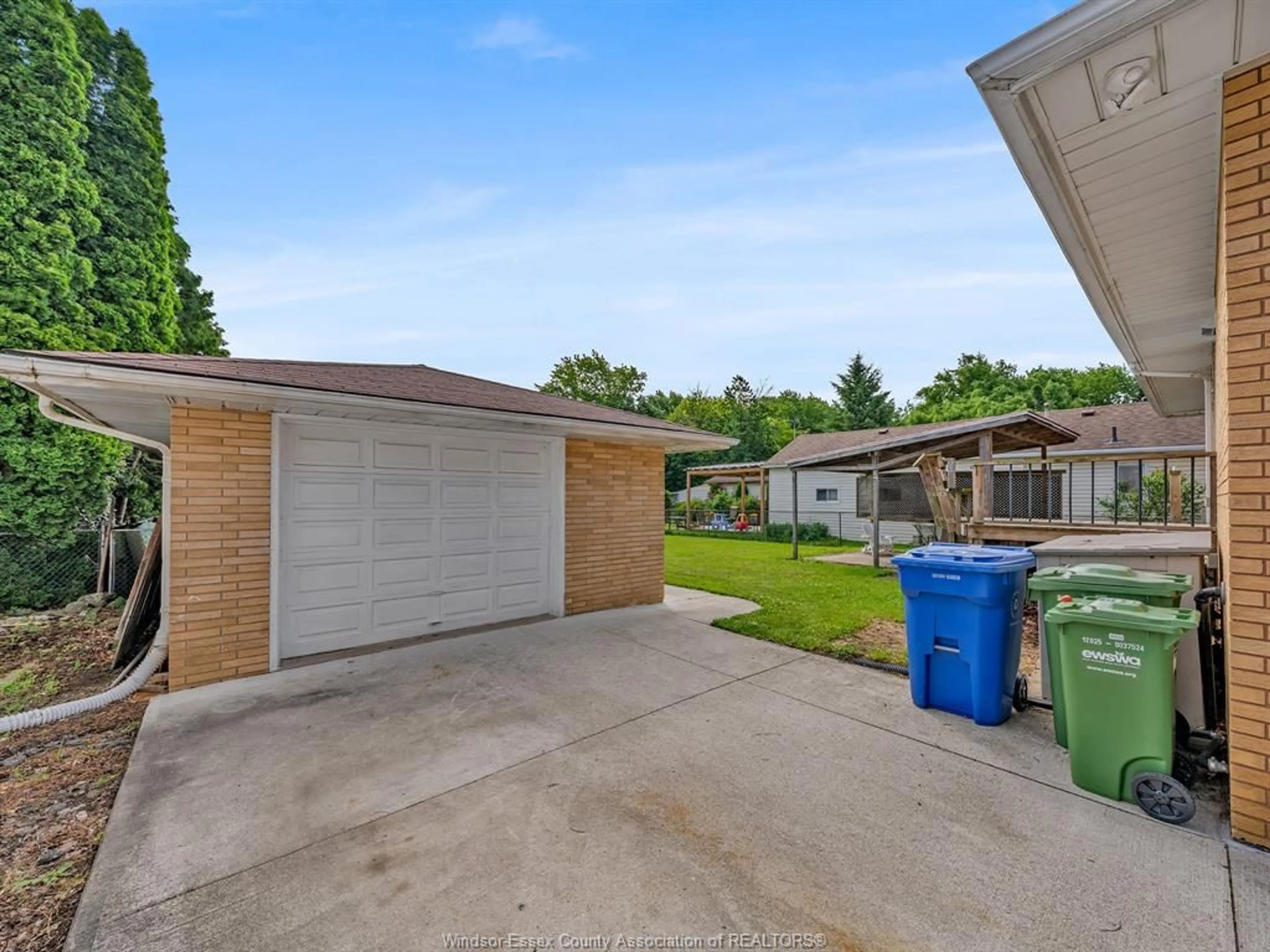 Unknown for 2528 Jos St Louis, Windsor Ontario N8T 2M5