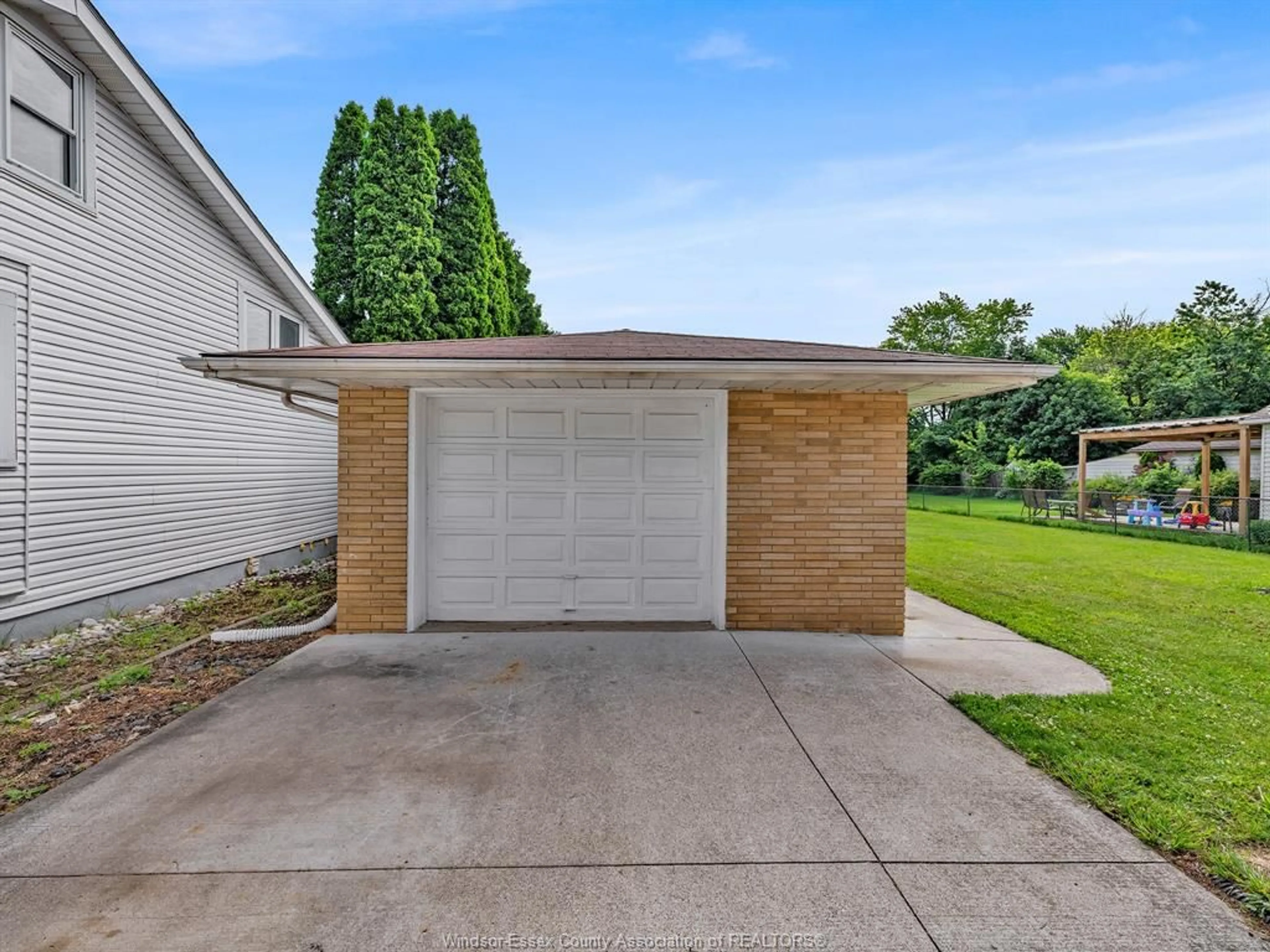 Unknown for 2528 Jos St Louis, Windsor Ontario N8T 2M5