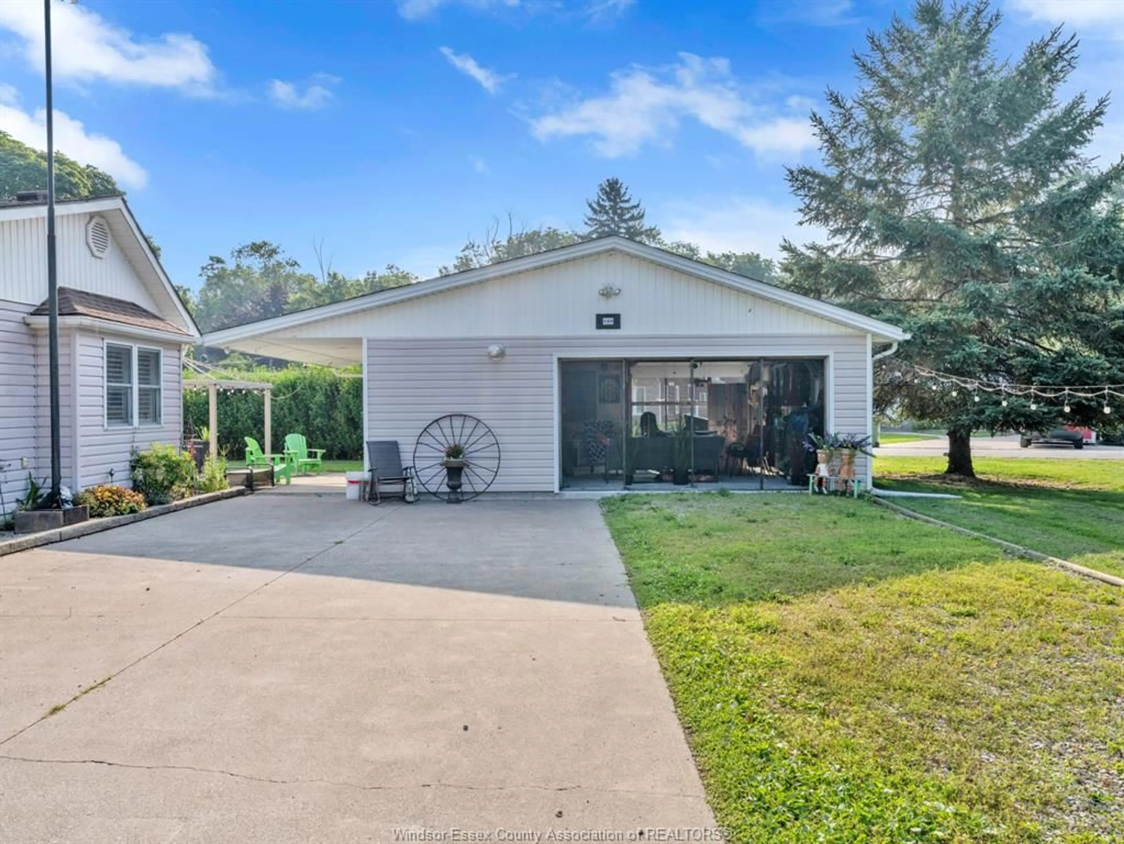 Home with vinyl exterior material, water/lake/river/ocean view for 290 WAWA Cres, Colchester Ontario N0R 1G0