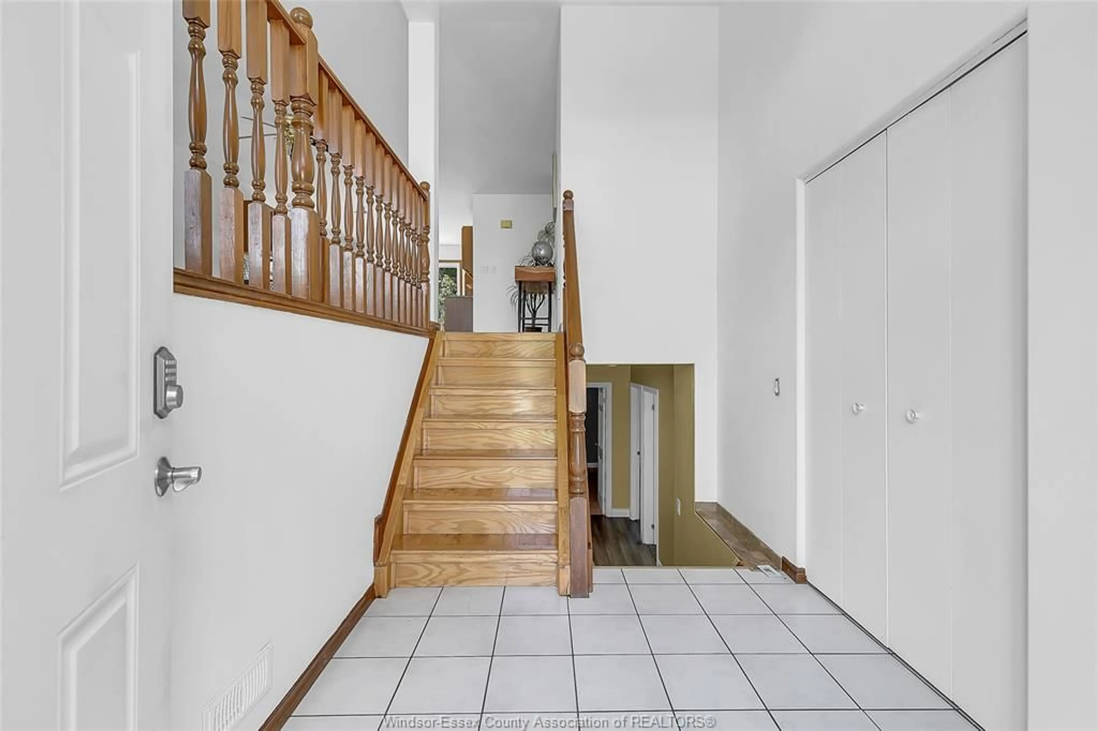 Indoor foyer for 3291 CONSERVATION Dr, Windsor Ontario N8W 5P2