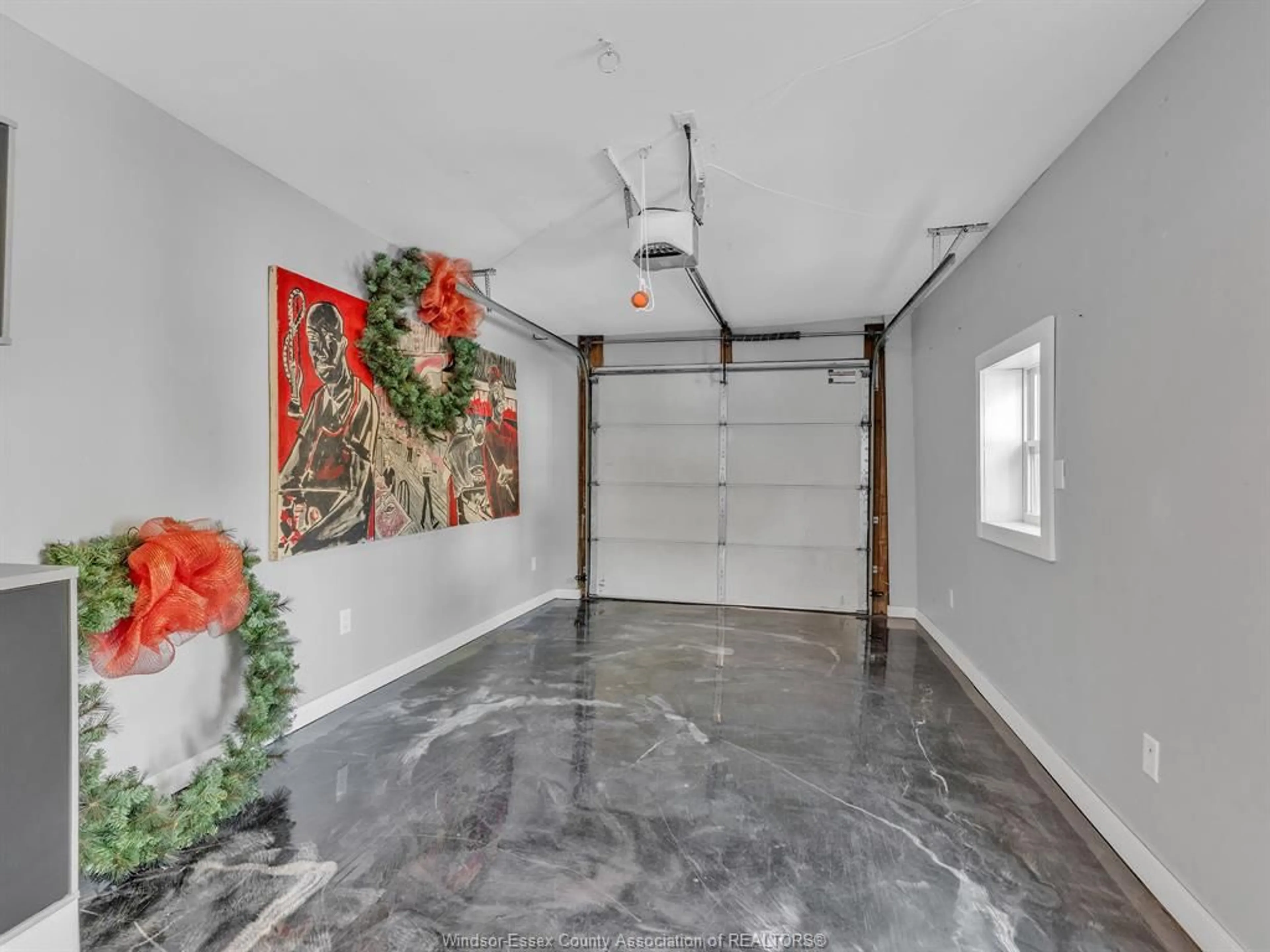 Indoor garage for 709-711 KILDARE Rd, Windsor Ontario N8Y 3H1