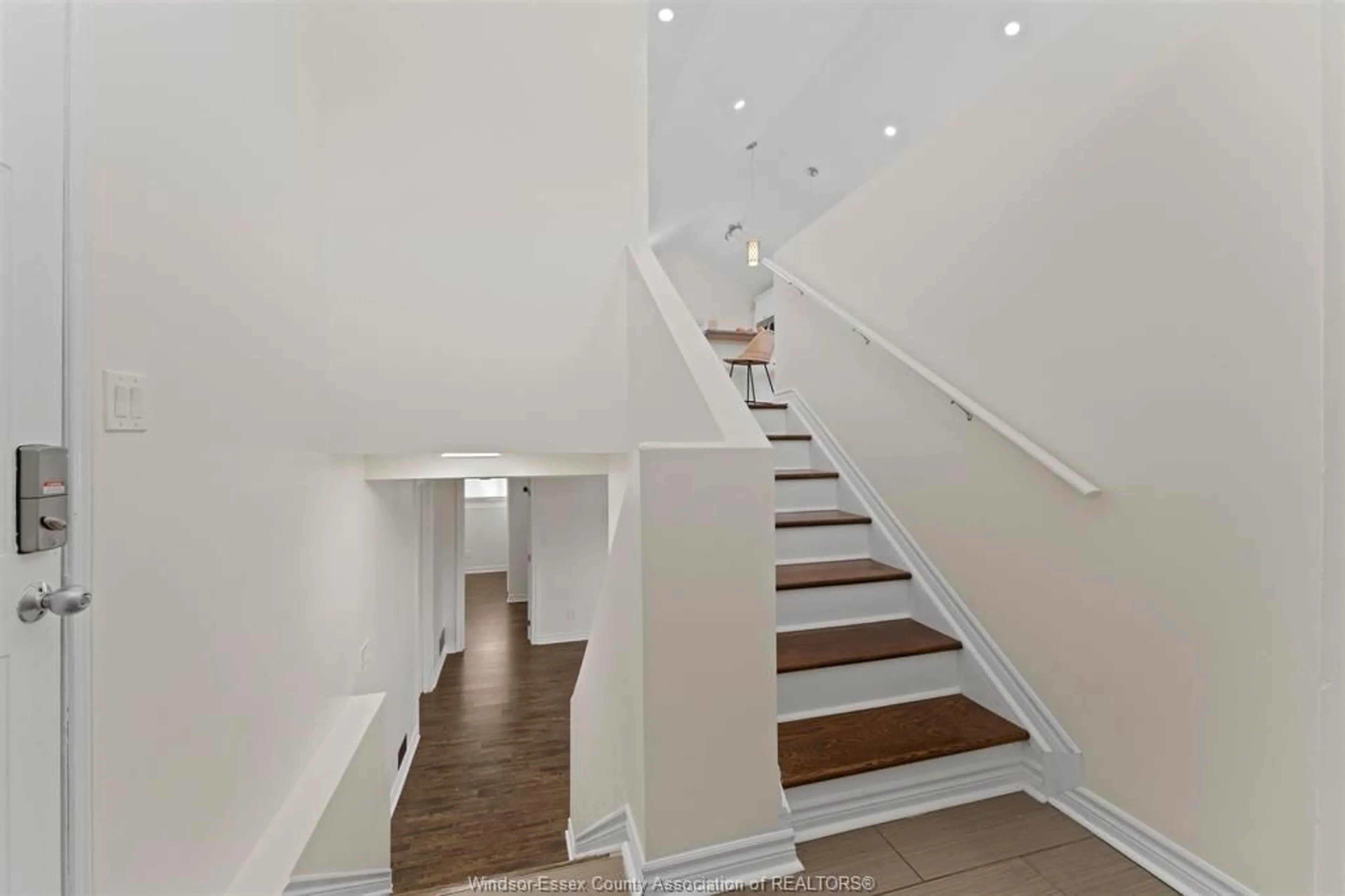 Stairs for 613 HAVENS Dr, Windsor Ontario N9C 2S5