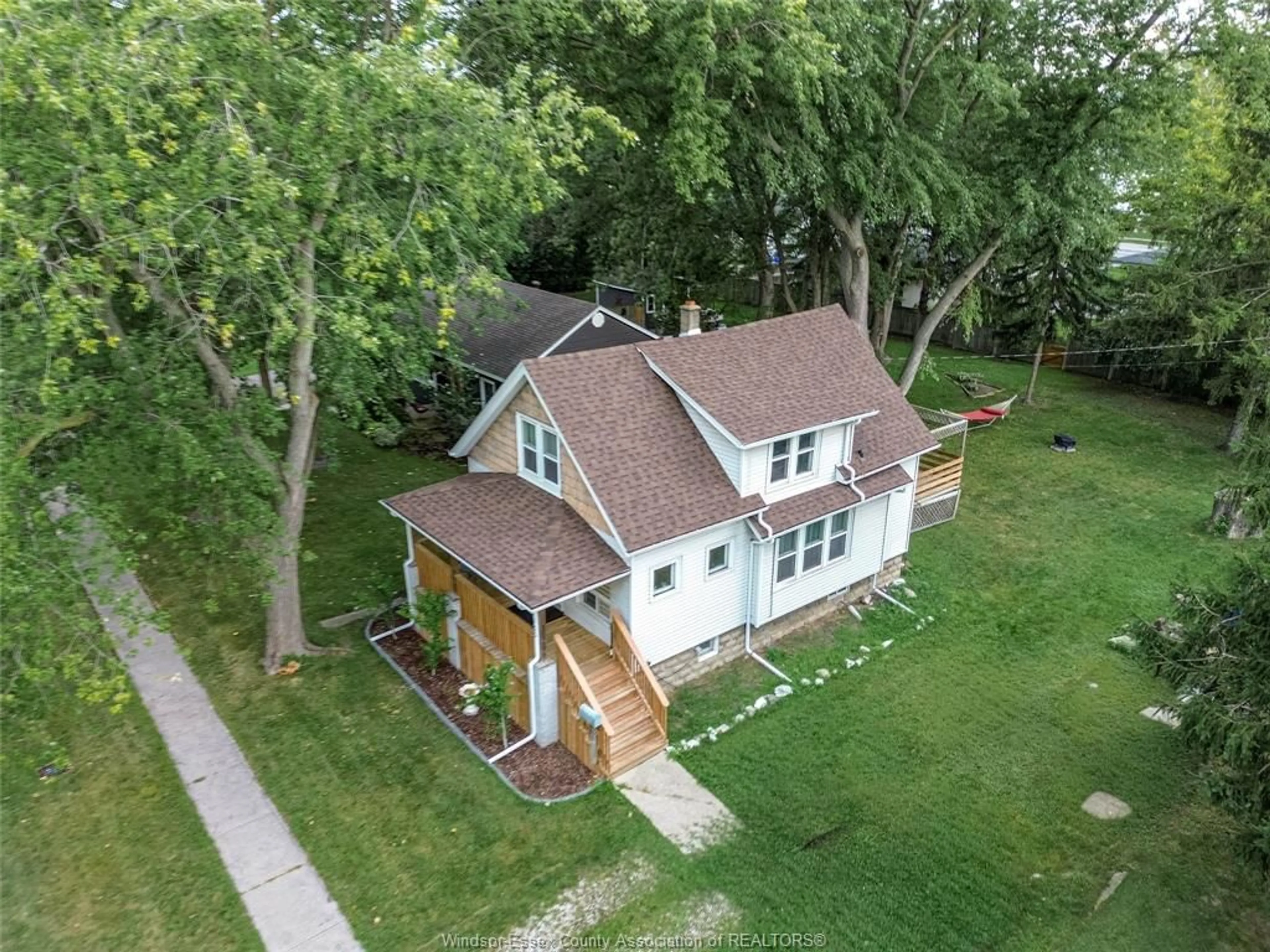 A pic from outside/outdoor area/front of a property/back of a property/a pic from drone, street for 135 MAPLE Ave, LaSalle Ontario N9J 1N7