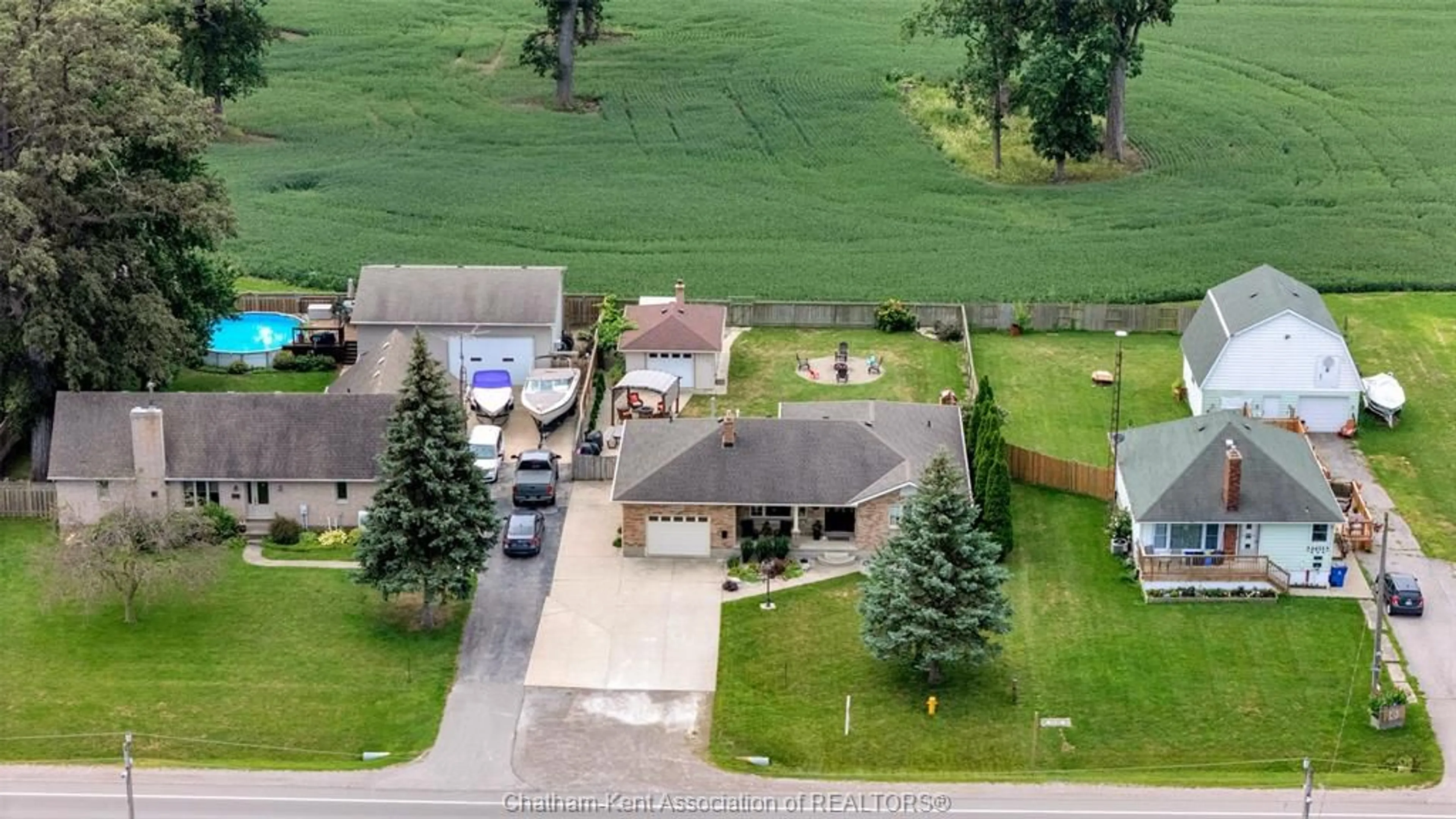 A pic from outside/outdoor area/front of a property/back of a property/a pic from drone, unknown for 2027 Dufferin Ave, Wallaceburg Ontario N8A 4M5