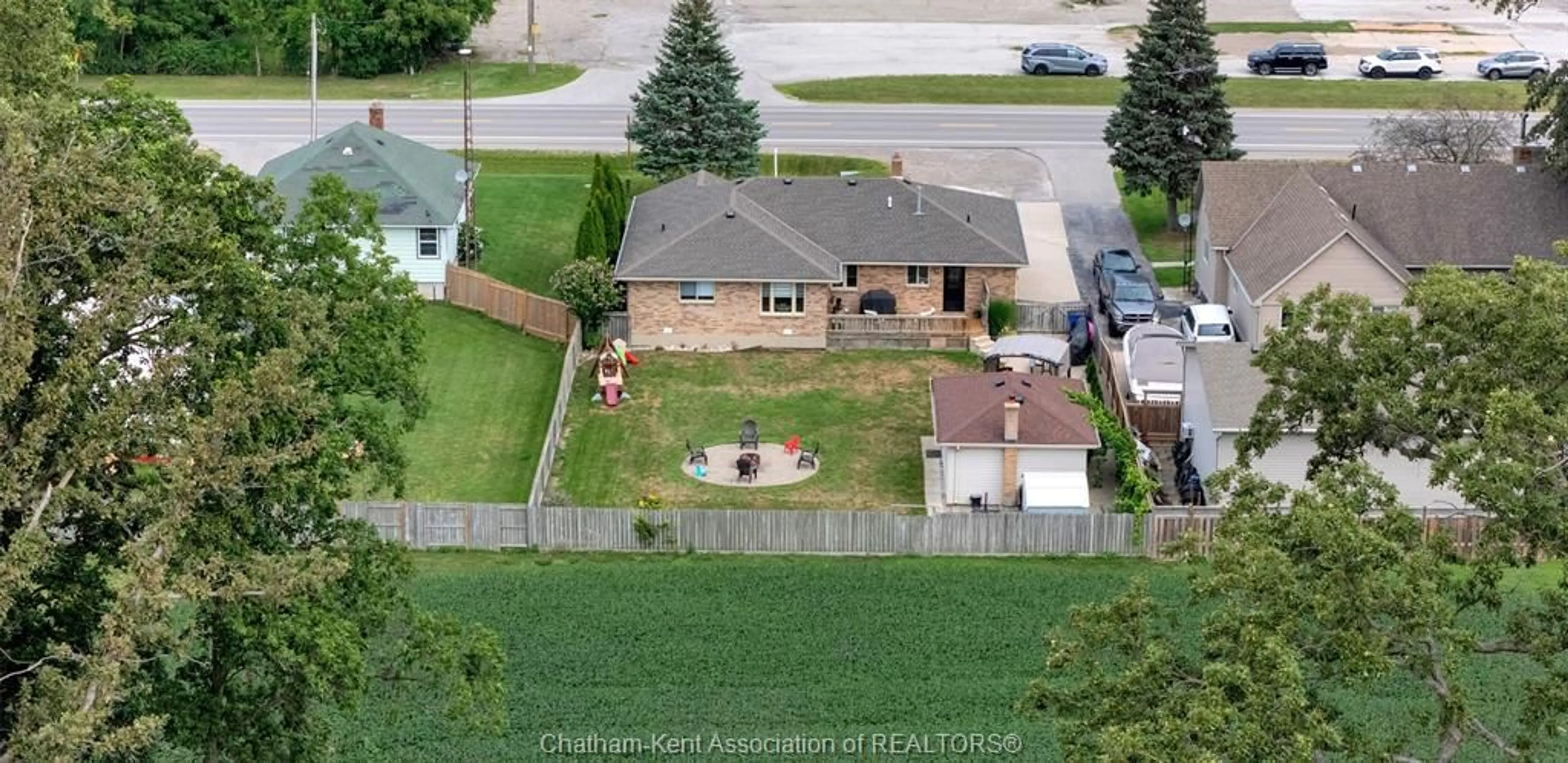 A pic from outside/outdoor area/front of a property/back of a property/a pic from drone, street for 2027 Dufferin Ave, Wallaceburg Ontario N8A 4M5