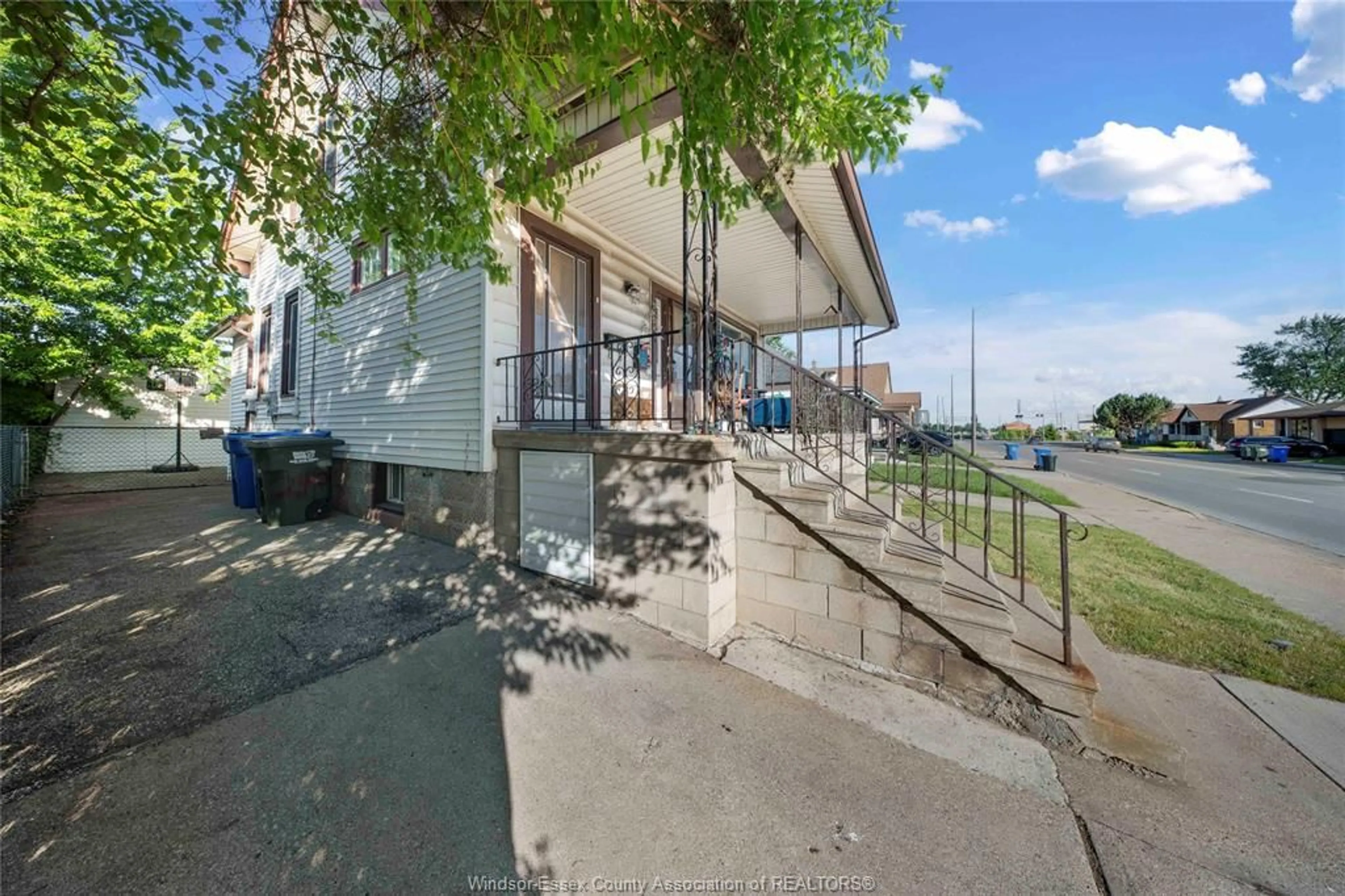 A pic from outside/outdoor area/front of a property/back of a property/a pic from drone, unknown for 2404 Howard Ave, Windsor Ontario N8T 2M1