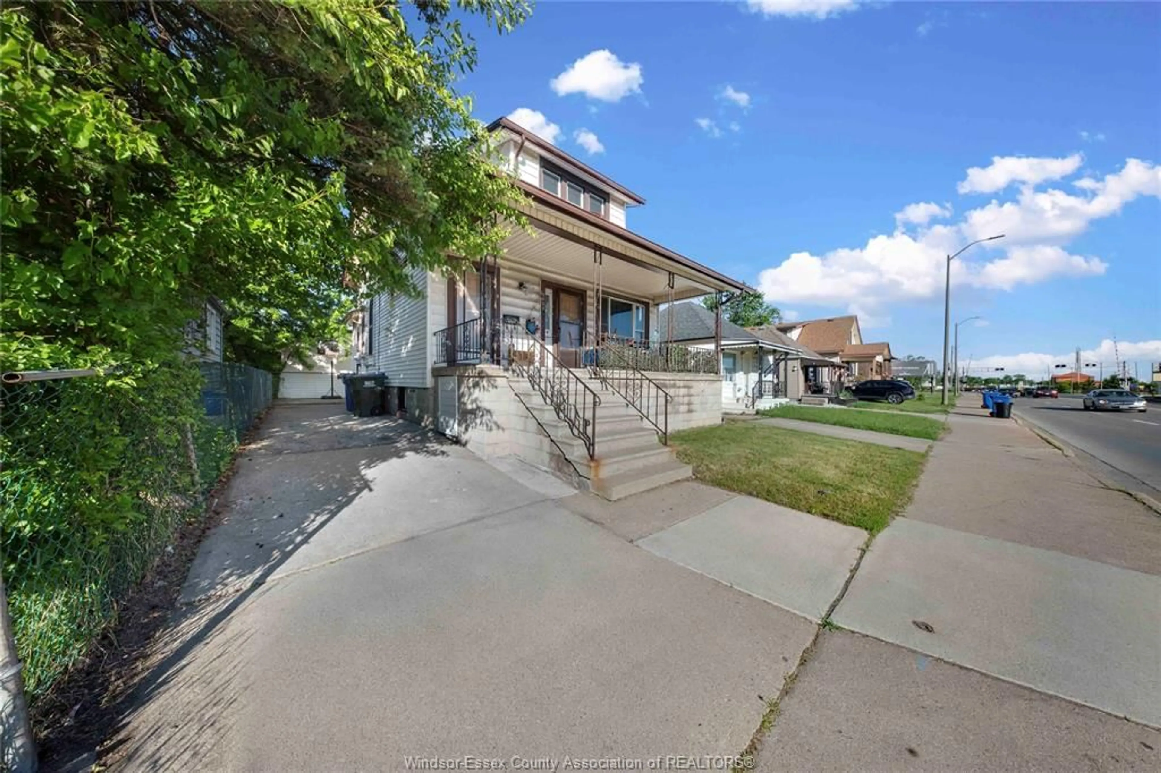 A pic from outside/outdoor area/front of a property/back of a property/a pic from drone, street for 2404 Howard Ave, Windsor Ontario N8T 2M1