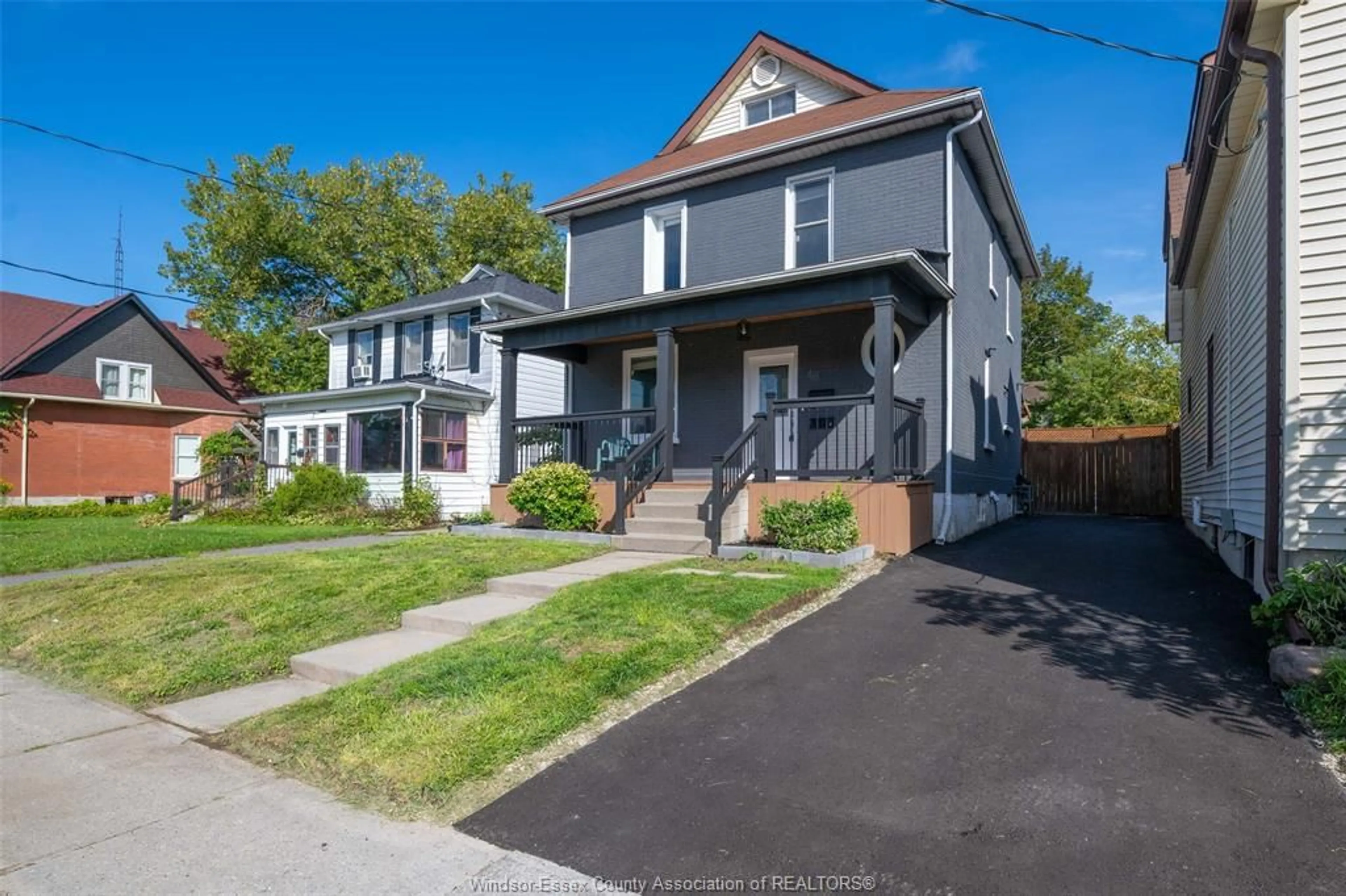 A pic from outside/outdoor area/front of a property/back of a property/a pic from drone, street for 48 BROCK St, Oshawa Ontario L1G 1P9