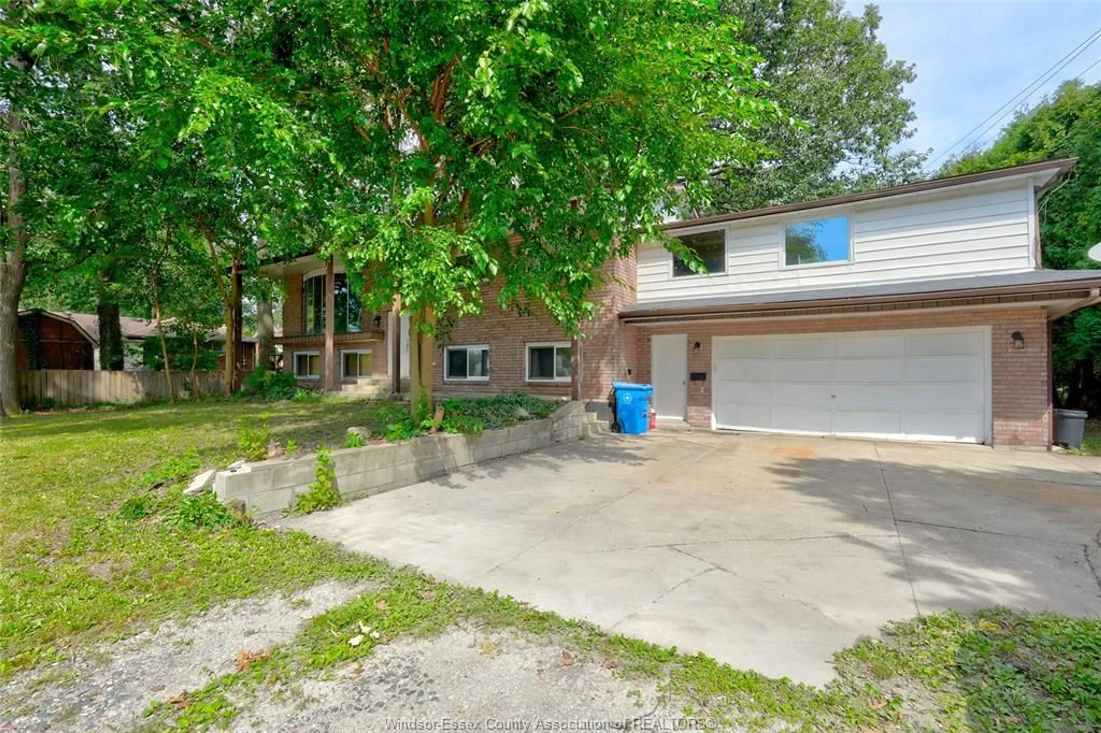 A pic from outside/outdoor area/front of a property/back of a property/a pic from drone, street for 725 MAPLE Ave, LaSalle Ontario N9J 2P5