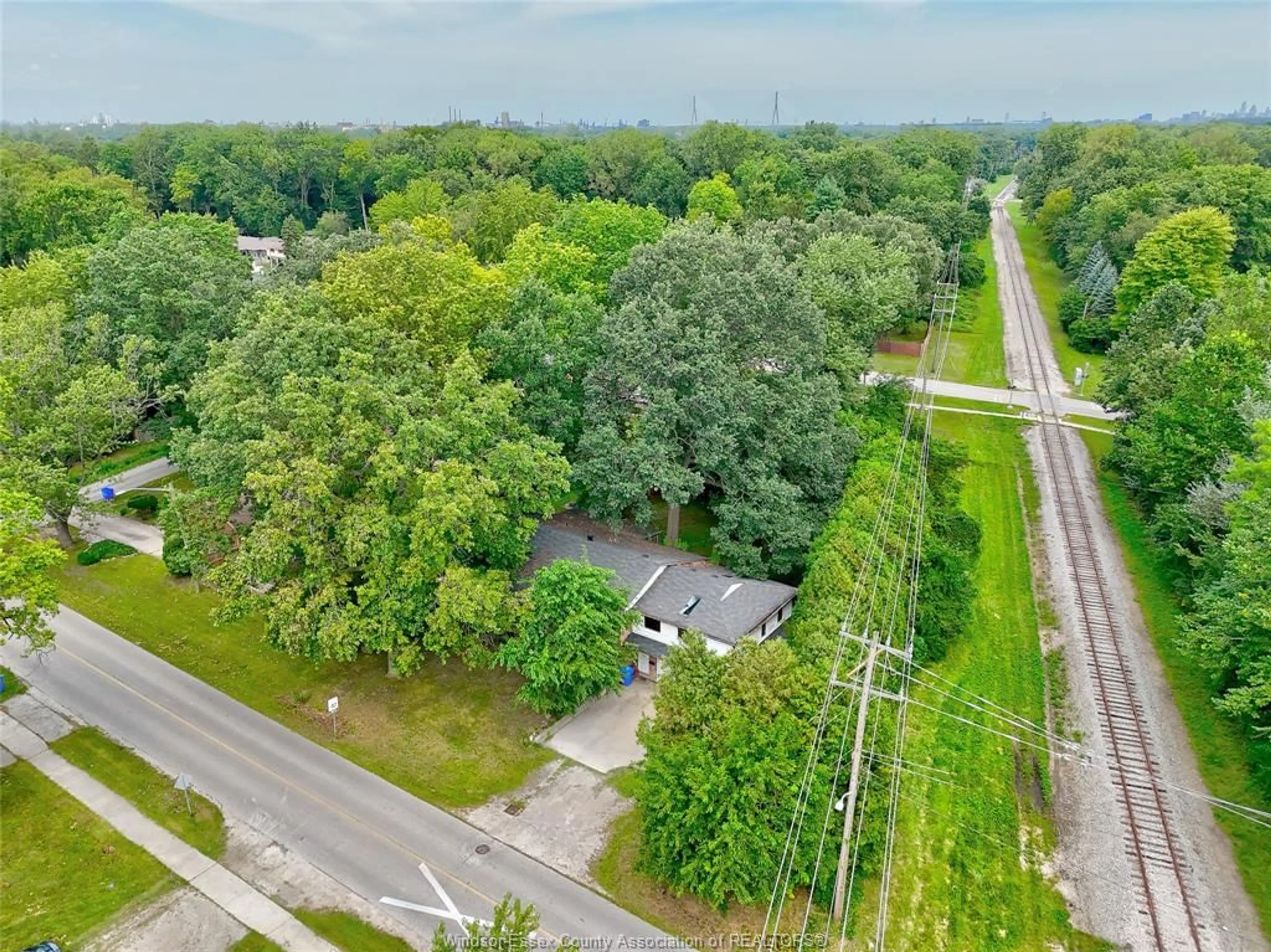 A pic from outside/outdoor area/front of a property/back of a property/a pic from drone, unknown for 725 MAPLE Ave, LaSalle Ontario N9J 2P5