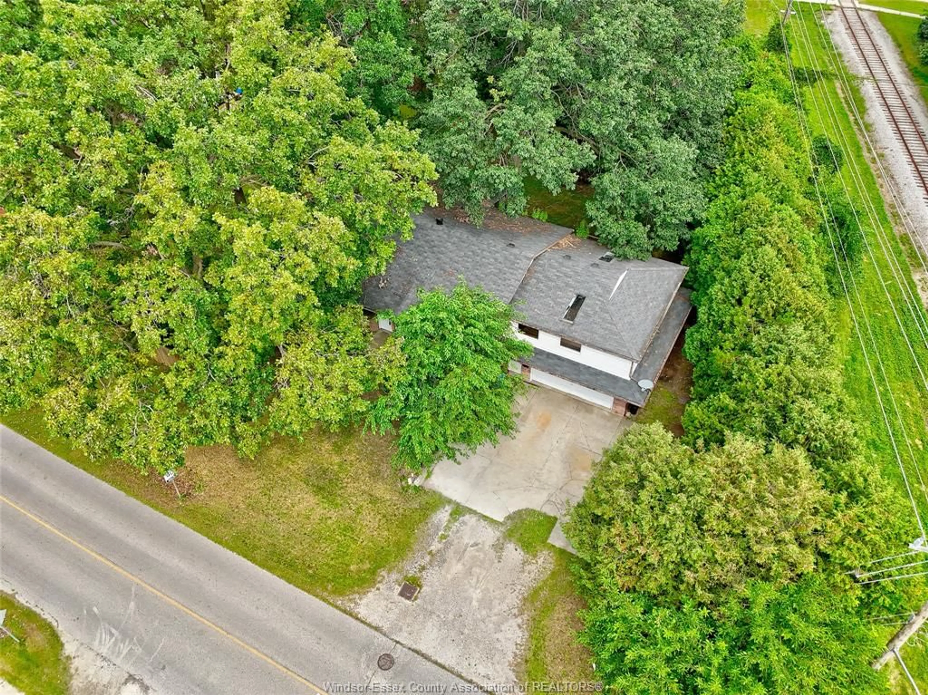 A pic from outside/outdoor area/front of a property/back of a property/a pic from drone, street for 725 MAPLE Ave, LaSalle Ontario N9J 2P5