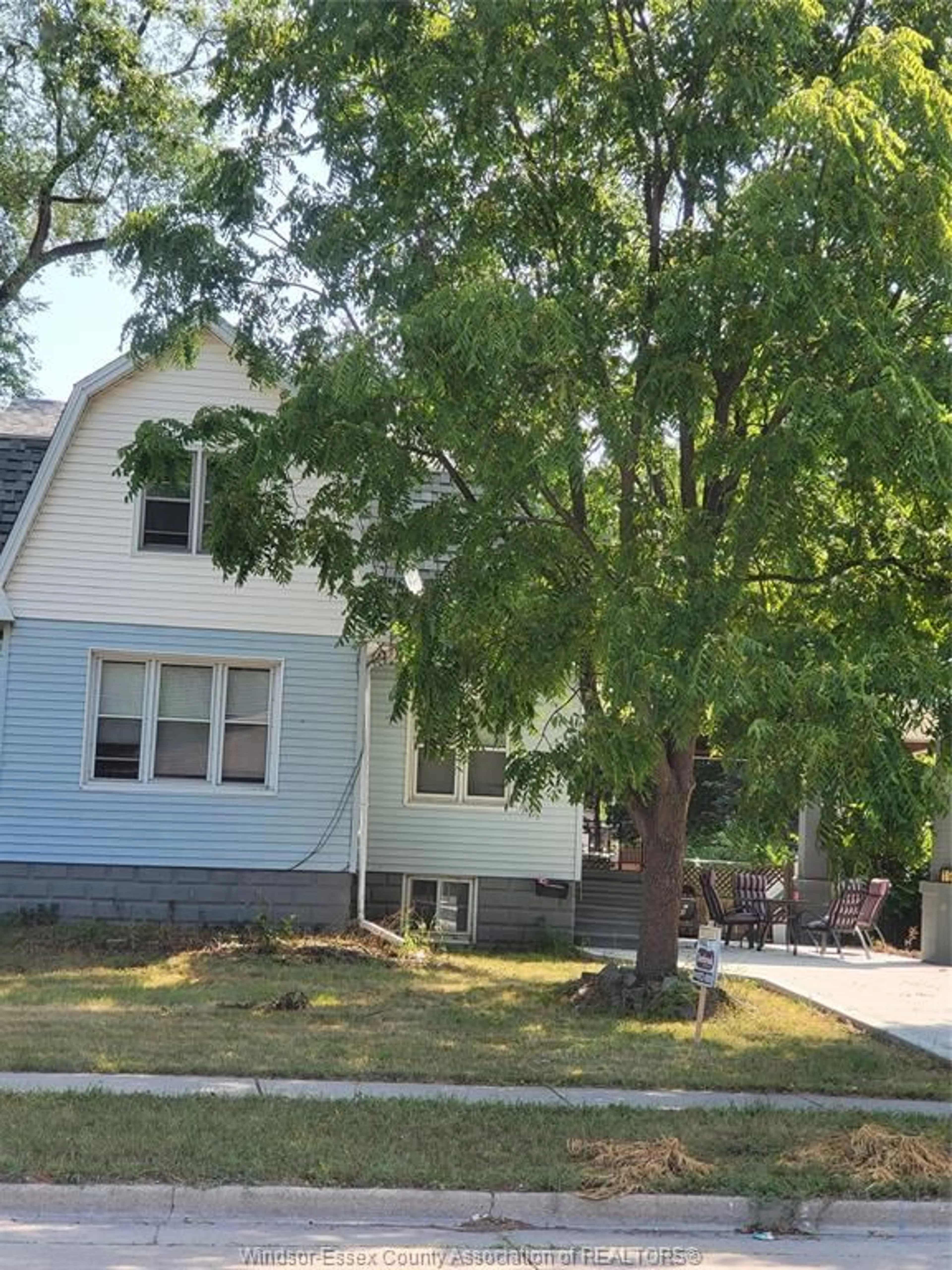 Home with vinyl exterior material, street for 1938 BUCKINGHAM, Windsor Ontario N8T 2B1