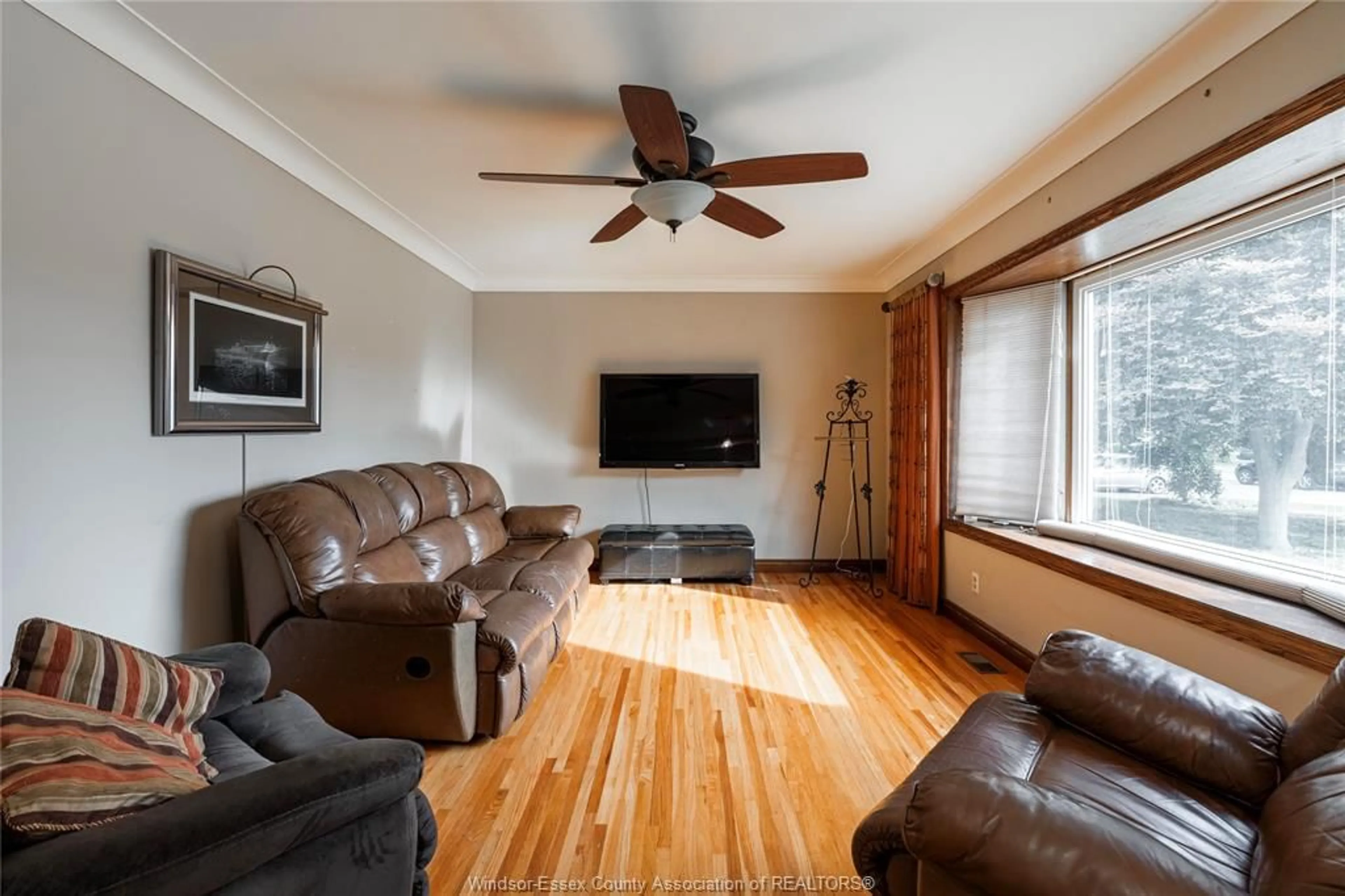 Living room with furniture, wood/laminate floor for 583 BERTHA, Windsor Ontario N8P 1B6