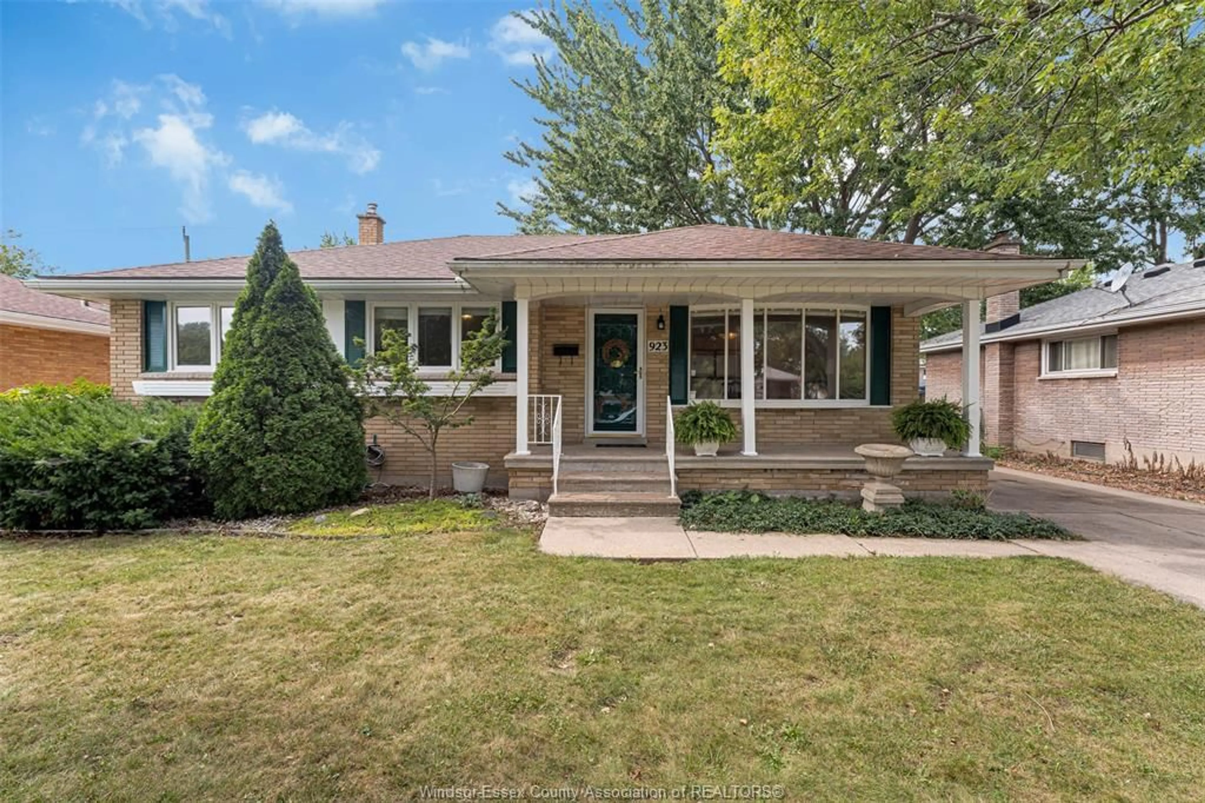 Unknown for 923 GREENDALE Dr, Windsor Ontario N8S 4B2