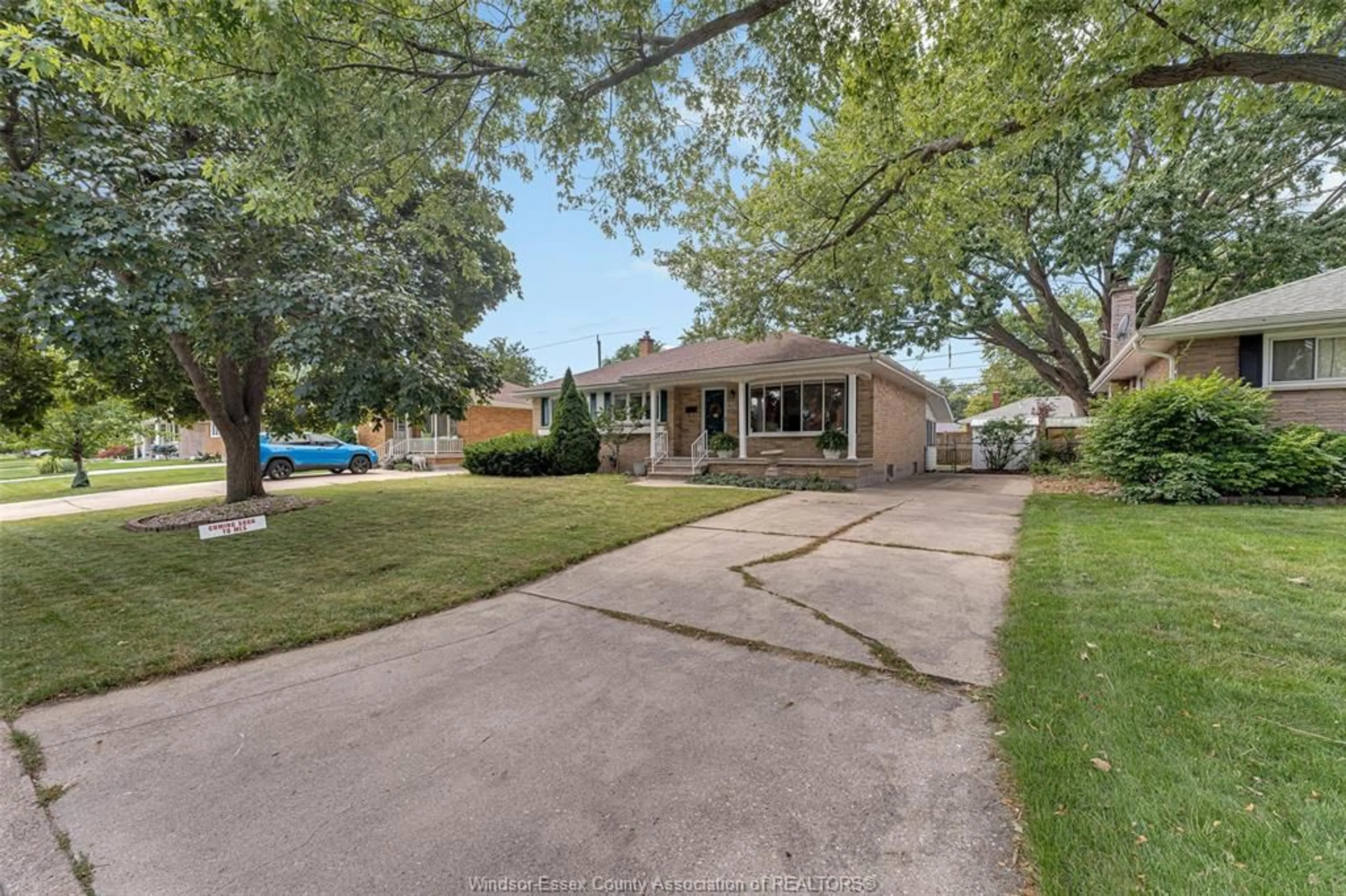 A pic from outside/outdoor area/front of a property/back of a property/a pic from drone, street for 923 GREENDALE Dr, Windsor Ontario N8S 4B2
