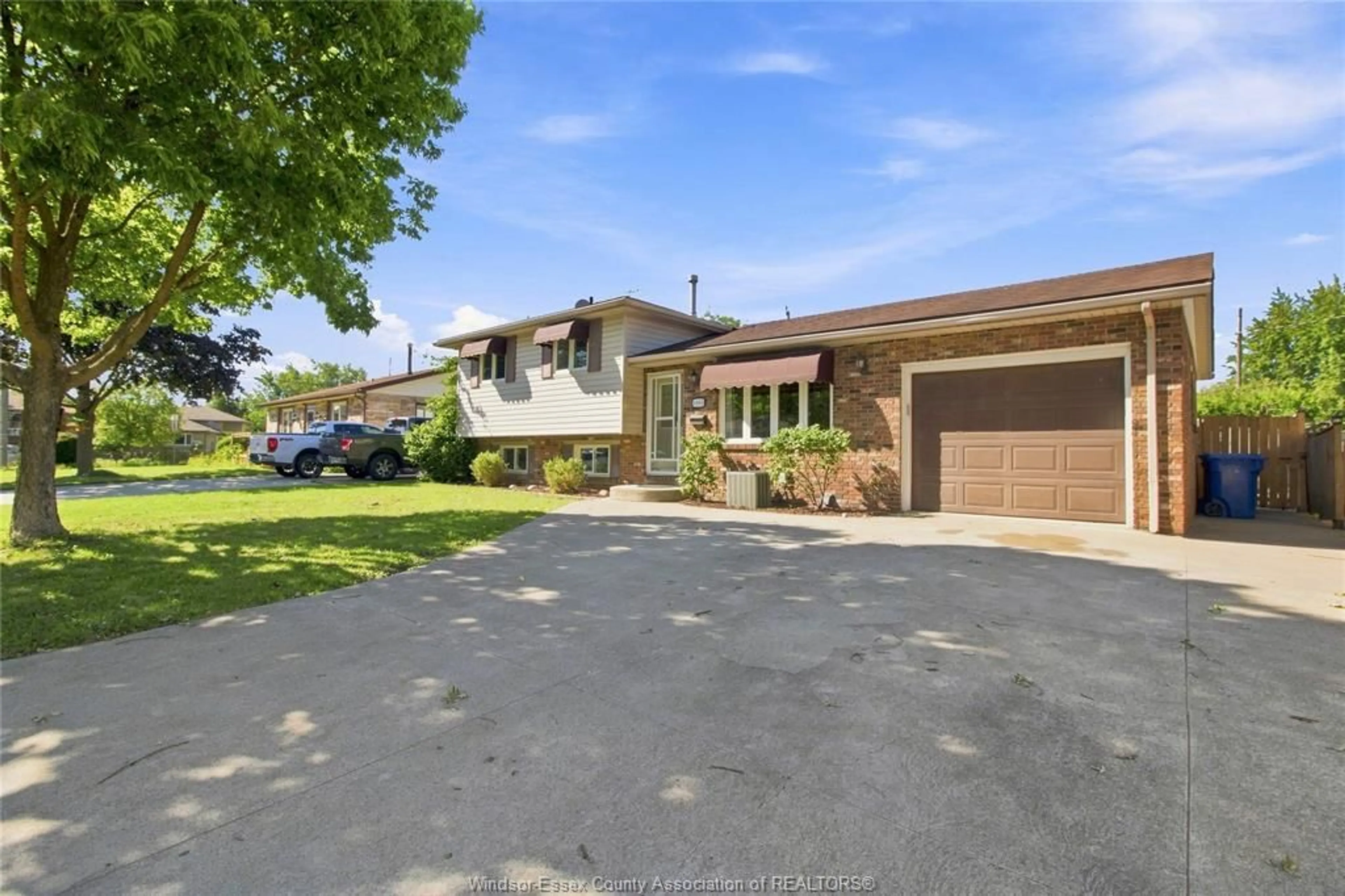 A pic from outside/outdoor area/front of a property/back of a property/a pic from drone, street for 1085 WATSON, Windsor Ontario N8S 3T3