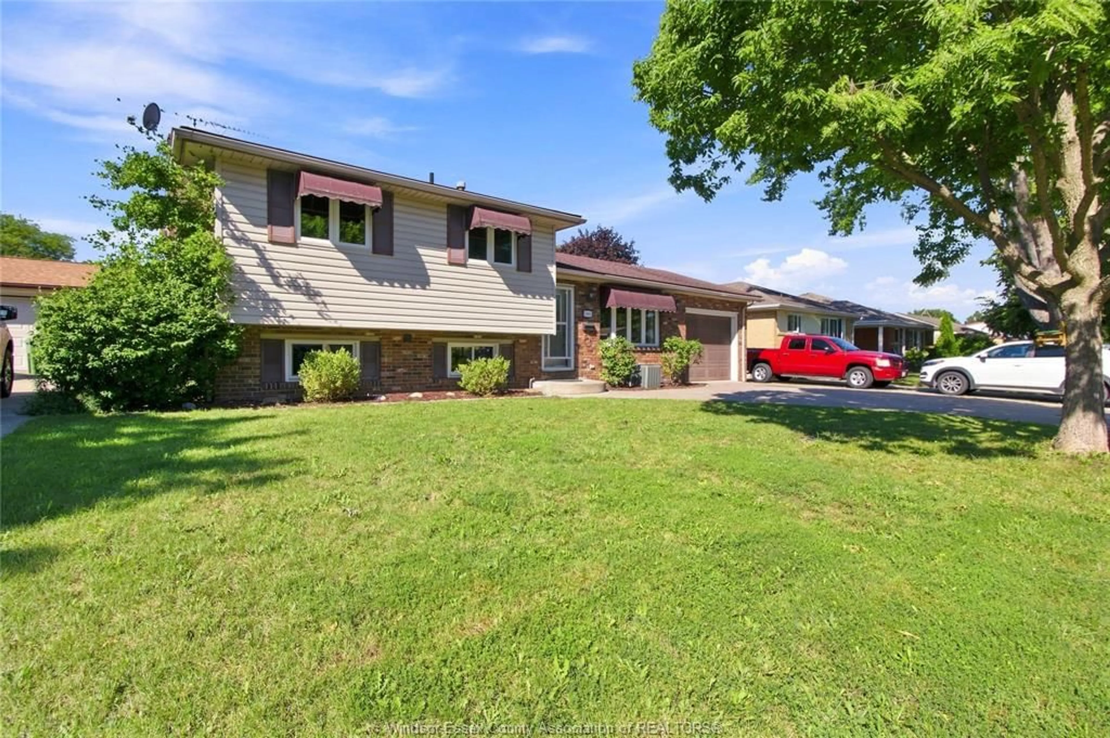 A pic from outside/outdoor area/front of a property/back of a property/a pic from drone, street for 1085 WATSON, Windsor Ontario N8S 3T3