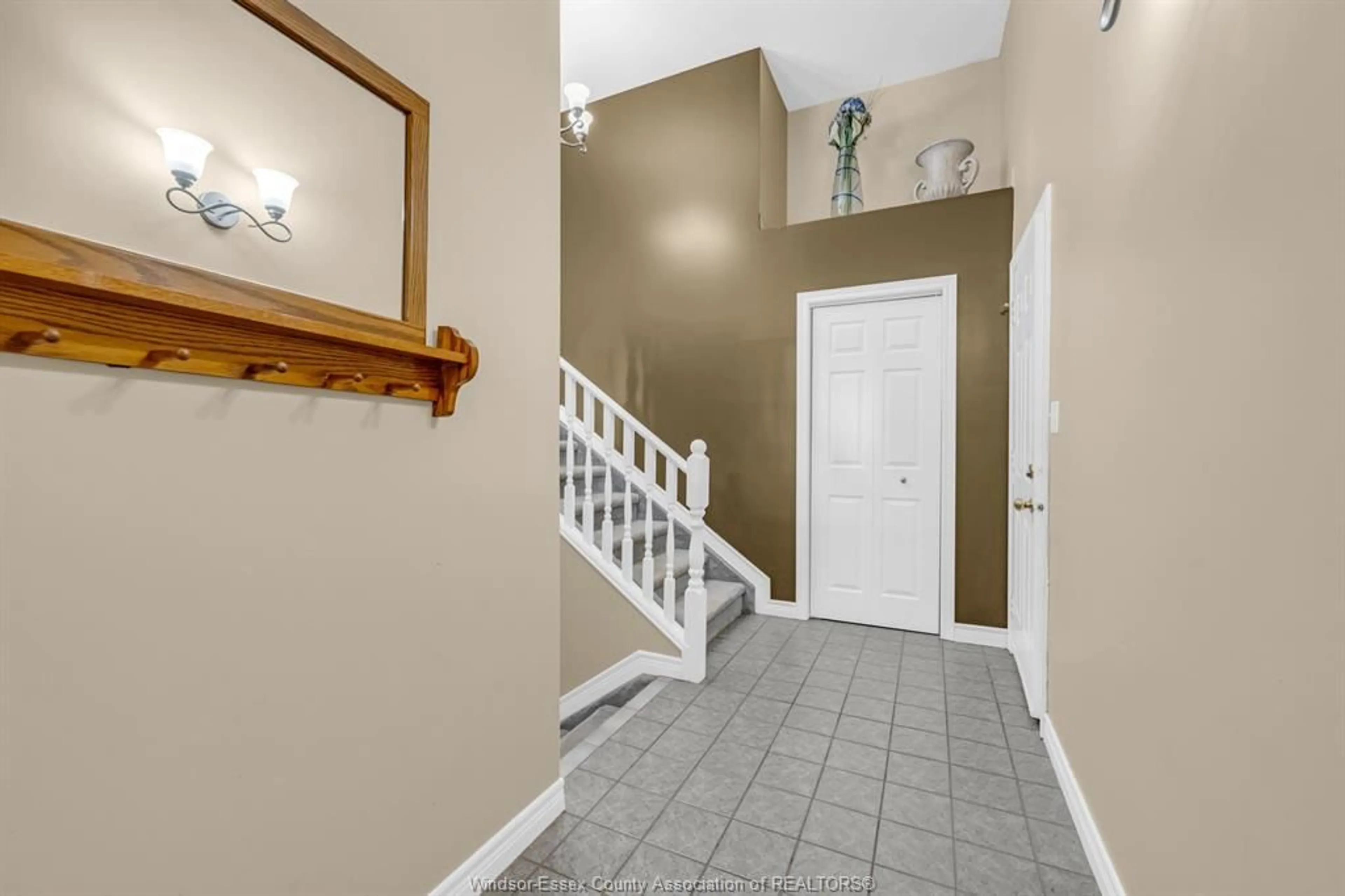 Indoor foyer for 3 Carter Ave, Leamington Ontario N8H 5E1