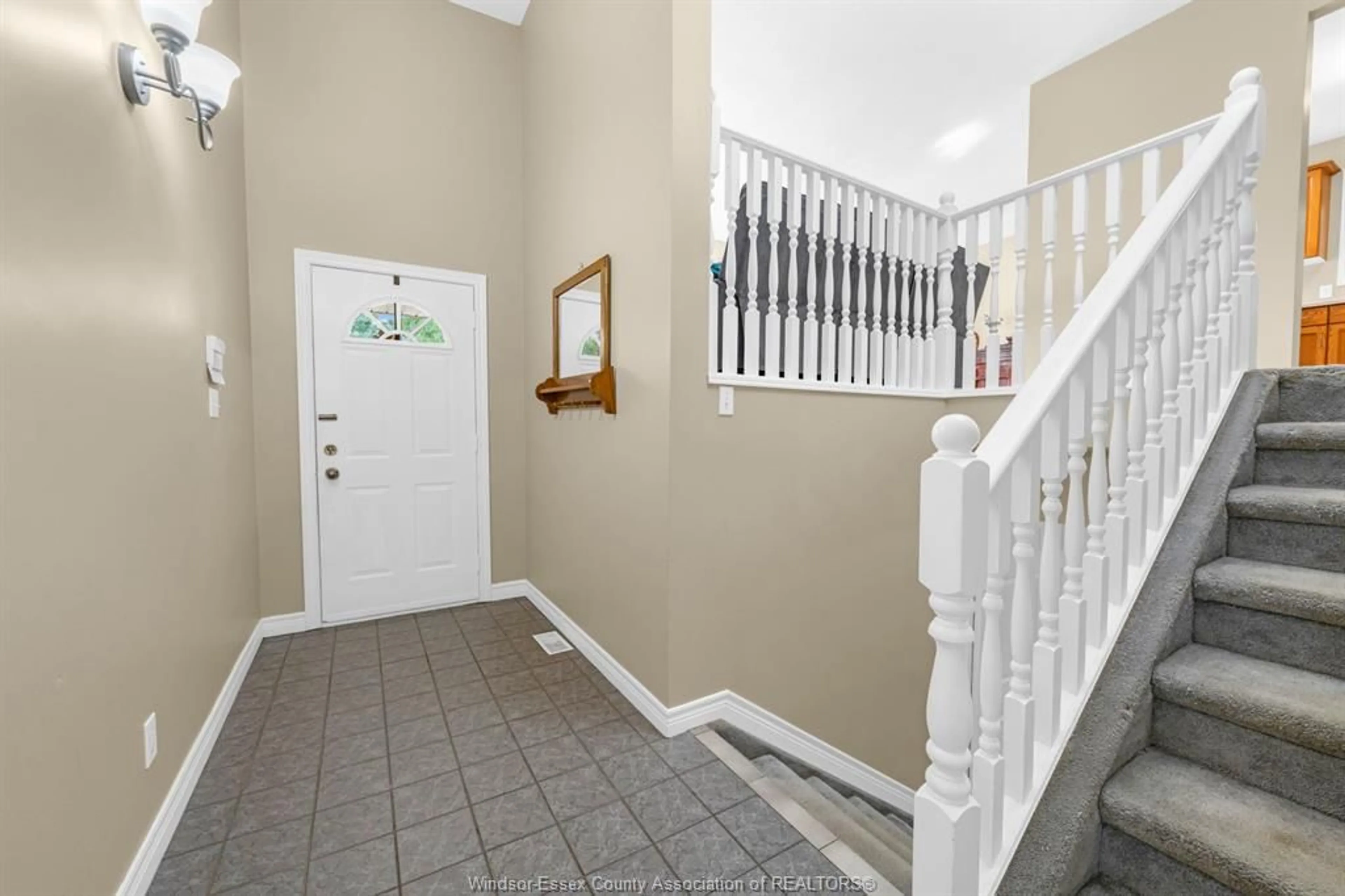 Indoor foyer for 3 Carter Ave, Leamington Ontario N8H 5E1