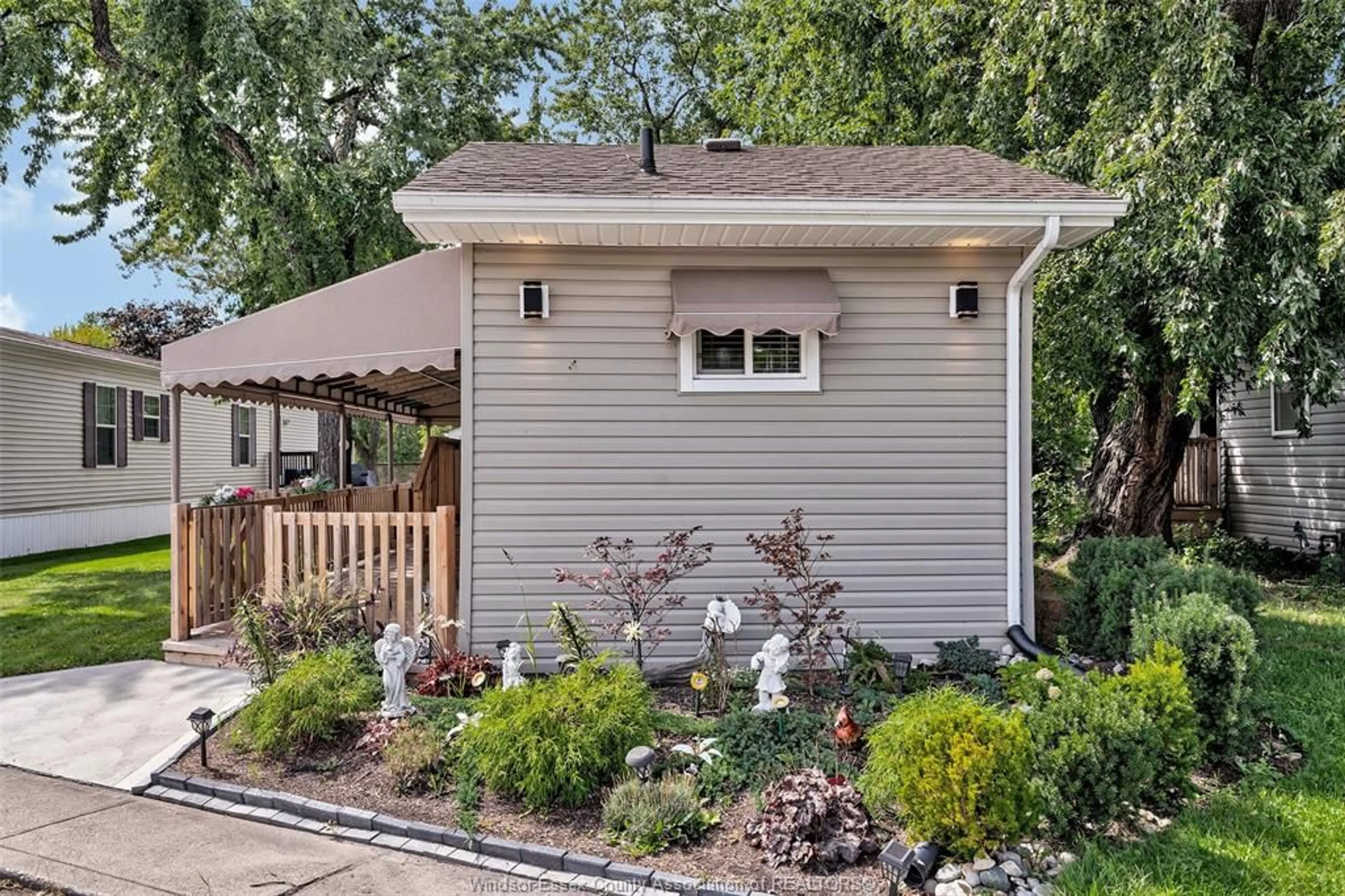 Unknown for 3 ROBIN Cres, Lakeshore Ontario N8N 2R6