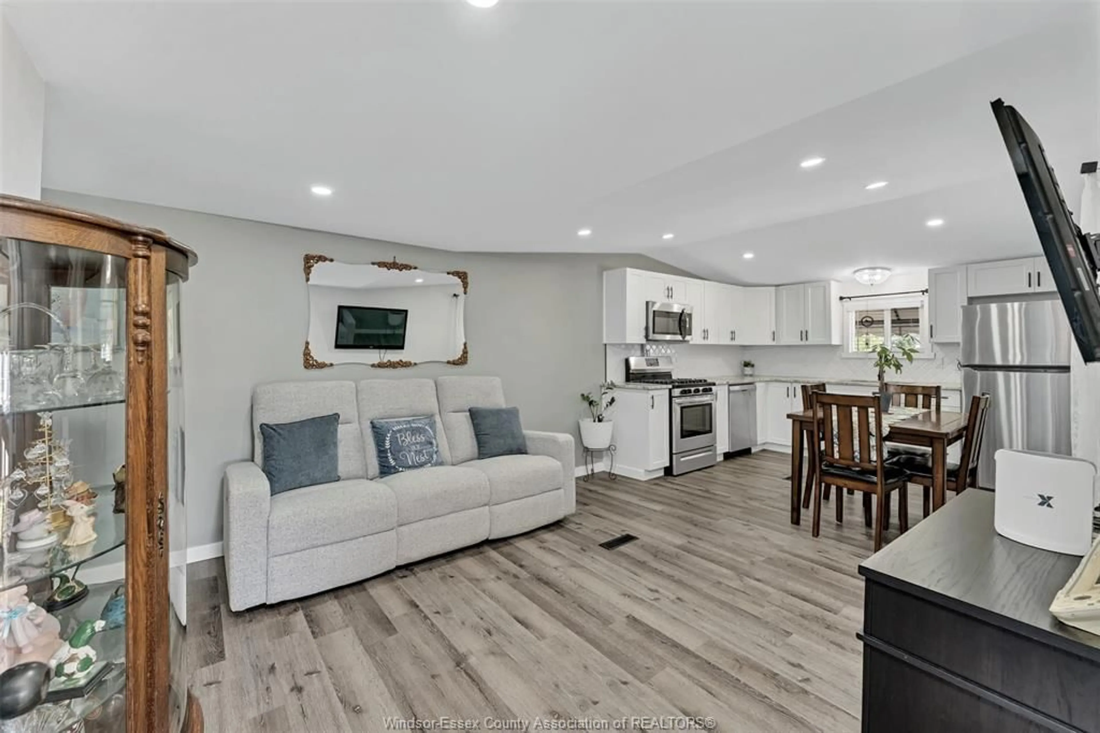Open concept kitchen, unknown for 3 ROBIN Cres, Lakeshore Ontario N8N 2R6